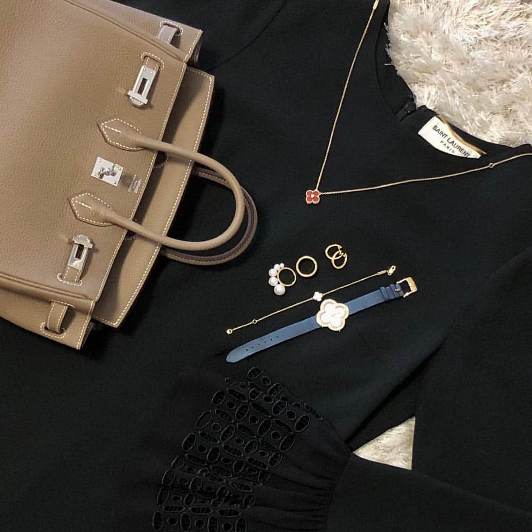 のインスタグラム：「. 手持ちのバッグ&ジュエリーに合わせてイメトレ💎🧡 こうやってみると、長く使いたいなと思っているものは結構デザインもブランドもコンサバなもの選んでいるなぁ🤔️💕 特にドレスはリトルブラックドレスばかり👗なかなか冒険できない…🙂 . #dress @ysl  #bag @hermes  #necklace & #bracelet & #watch @vancleefarpels  #ring @tasaki_intl & @boucheron  #pierce from mom . . #saintlaurent #hermes #birkin #birkin25 #vca #vancleefarpels #tasaki #boucheron #ayumi_y_ootd #サンローラン #エルメス #バーキン #バーキン25 #ヴァンクリーフ #田崎真珠 #タサキ #ブシュロン #リトルブラックドレス」