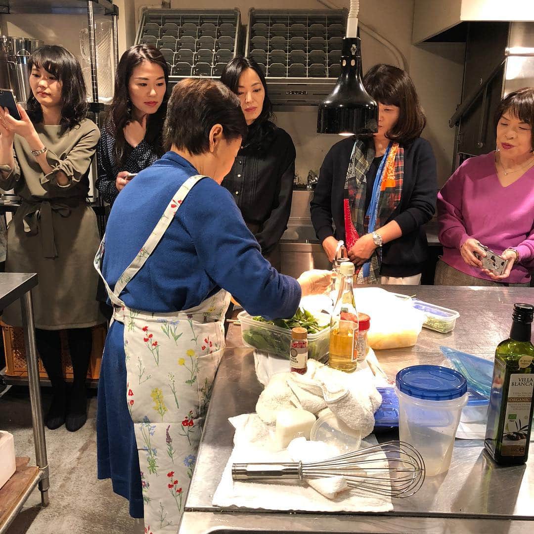 宮崎宣子さんのインスタグラム写真 - (宮崎宣子Instagram)「第一回ハーブ教室を開催しました😊🌿 ハーブ料理は、プロのシェフママにお願いし、 ハーブをふんだんに使ったお料理教室と、 私は、花粉症対策ハーブ講座を担当して、最後は、皆で試飲、試食会🌿 昔から付き合いのある仲の良い方々ばかりのハーブ教室でしたので、至らないところはたくさん助けられ何とか初回を終えることができました😆✨ 皆さんありがとうございました‼️ #ハーブ教室 #ハーブ講座 #ハーブお料理教室 #ハーブティー #花粉症対策 #花粉症改善 #アレルギー #助けられて #何とかできた #皆さんのおかげ #楽しく学ぶハーブ」3月17日 14時26分 - miyazaki_nobuko
