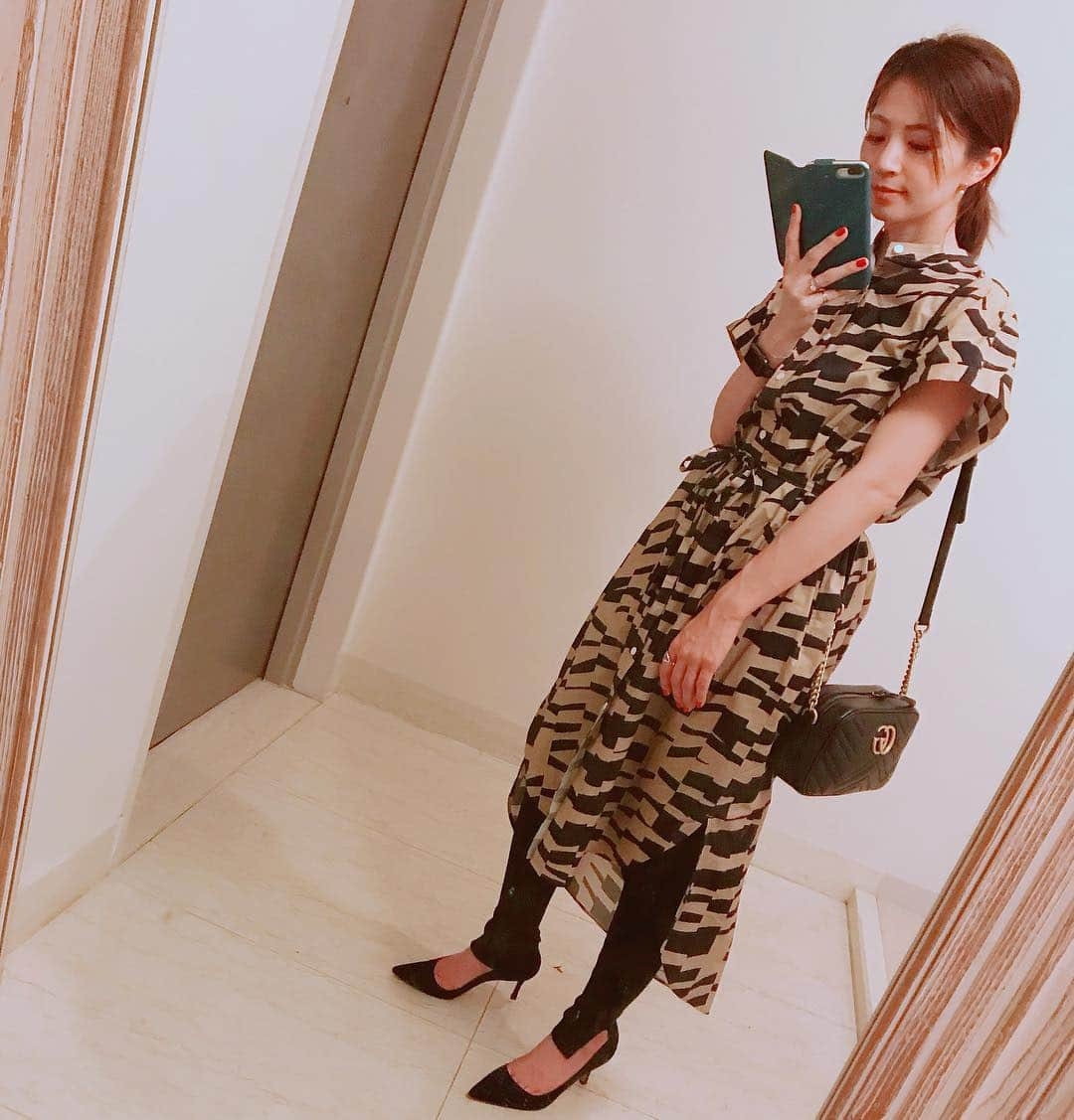 安田美沙子さんのインスタグラム写真 - (安田美沙子Instagram)「いつかの私服❤️ VERYでも紹介したワンピース✨ 競馬関係の女子会をした時に来て行きました⭐️レギンスも、パンツも、デニムも合いそうな柄シャツ✨ . . dinnerは、KEISUKE MATSUSHIMAさんへお邪魔しました💕 自分の味覚の状態を確認しながら、旨味を感じる。なんだか勉強になりました。 お塩を使うことは簡単だけど、旨味を大切にしたくなりました。  #instagood #ootd #wear #みさこファッション #traditionalweatherwear  #manolo #gucci」3月17日 14時21分 - yasuda_misako