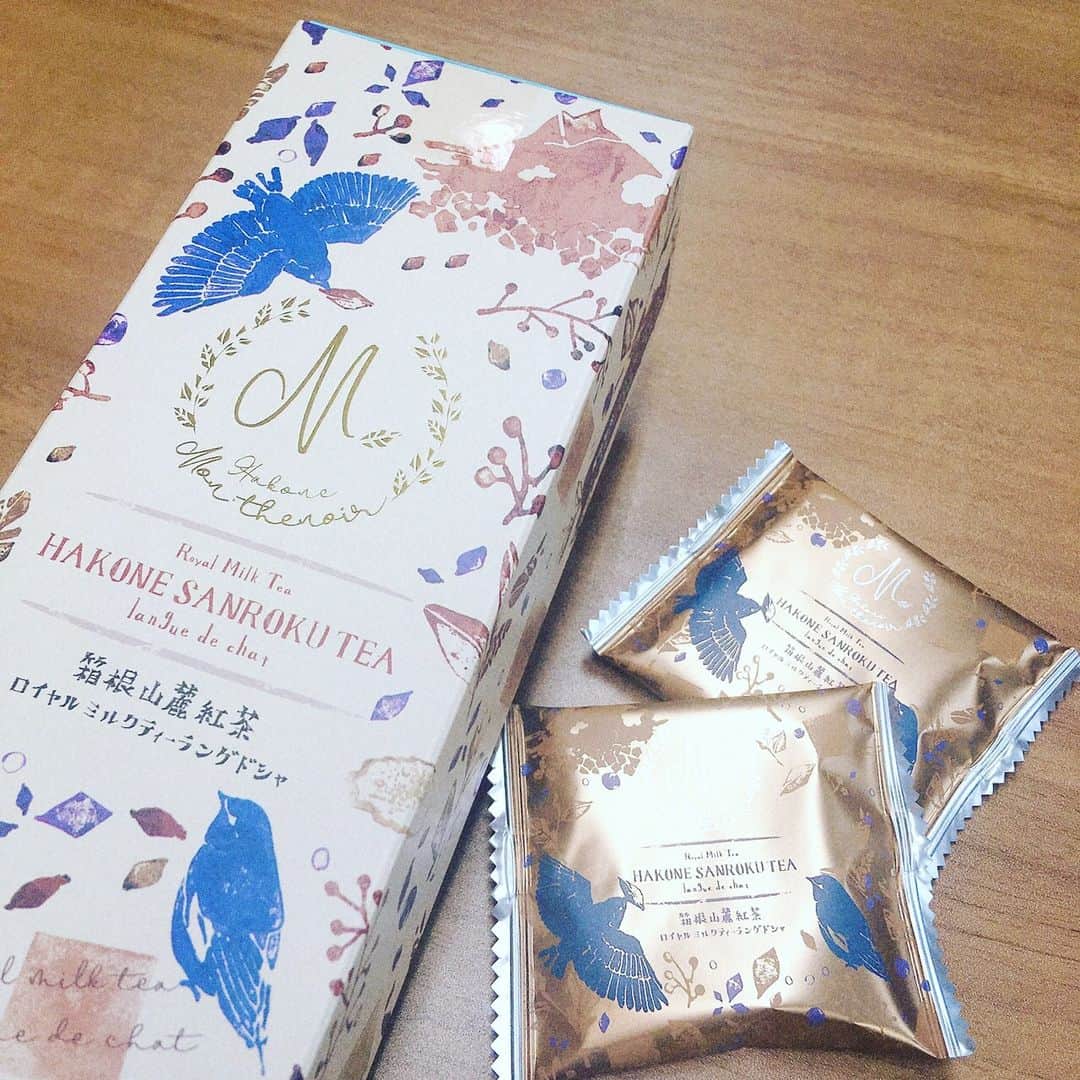 箱根小涌園 ユネッサンさんのインスタグラム写真 - (箱根小涌園 ユネッサンInstagram)「*･゜ﾟ･*:.｡..｡.:*･' .｡.:*･゜ﾟ･*﻿ ﻿ ご存知でしょうか。﻿ ユネッサンは3階までは﻿ 入場料無料なので、3階にある﻿ 大型ショッピングモール﻿ 「ミーオモール」は、どなたでも﻿ ご利用いただけます★﻿ ﻿ ユネッサン土産だけでなく﻿ 箱根周辺土産や、﻿ あんなものからこんなものまで、﻿ ホント品揃え豊富なんです~❤︎﻿ ﻿ 今日は、そのミーオモールの﻿ 新商品のご紹介です🆕﻿ ﻿ ✨﻿ 箱根山麓紅茶の﻿ ロイヤルミルクティーラングドシャ✨﻿ ﻿ お値段💱﻿ 小 9枚 820円﻿ 中 16枚 1,380円﻿ 大 24枚 2,070円﻿ ﻿ パッケージも可愛らしくて♡⃛ 食べた瞬間お口に広がる紅茶の香り♡⃛♡⃛﻿ ﻿ クッキーもクリームも﻿ 豊かな紅茶の香りのラングドシャ﻿ 新しい、箱根のお土産に﻿ いかがでしょうか？﻿ ﻿ ﻿ 箱根観光の途中に、﻿ ぜひ﻿ ミーオモールへお立ち寄りください♡⃛﻿ ﻿ #箱根の隠れたショッピングモール#隠れスポット#ユネッサン#箱根#お土産#驚きものたくさん#ミーオモール﻿」3月17日 14時21分 - yunessun_hakone
