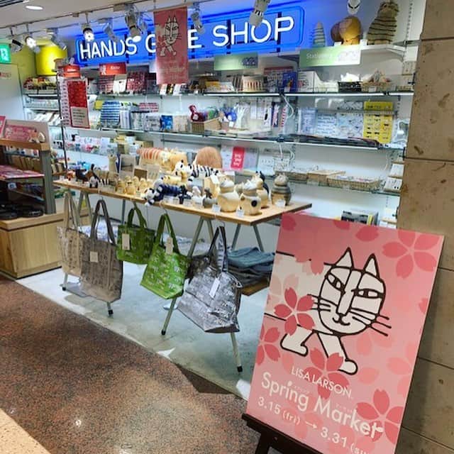 のインスタグラム：「名古屋のみなさま！Spring Market＠ハンズゲートショップが開催中！﻿ ﻿ マイキーが春を連れてやってくる！﻿ 3月31日まで、名古屋駅にある東急ハンズ名古屋店の名古屋駅地下ゲートウォーク内店舗「ハンズゲートショップ」にて展開中です。﻿ ﻿ 名古屋でリサ・ラーソングッズがたくさん集まる2週間のチャンス！﻿ さくらシリーズをはじめ、まあるいフォルムの陶器たちや、すぐに使えるバッグ、ポーチなどの雑貨も豊富に揃います。﻿ このあと会う友達へのギフトを迷ってる！という方にも便利な立地。﻿ ﻿ 今ならリサ・ラーソンの商品を2,000円（税込）以上お買い上げの方に、マイキーのA4クリアファイルをプレゼント！﻿ なくなり次第終了です。お見逃しなく！﻿ ﻿ ---------------------------------﻿﻿ 会場：ハンズゲートショップ（名古屋駅地下街　ゲートウォークB1F）﻿ 期間：3月15日（金）～3月31日（日）﻿﻿ 時間：10：00～21：00﻿ ﻿﻿ ﻿ #lisalarson #LisaLarson #sweden #北欧 #北欧雑貨 #北欧インテリア ﻿ #リサラーソン #リサ・ラーソン #スウェーデン #インテリア #名古屋 #東急ハンズ﻿ #桜 #新生活  #popupshop #spring ﻿」