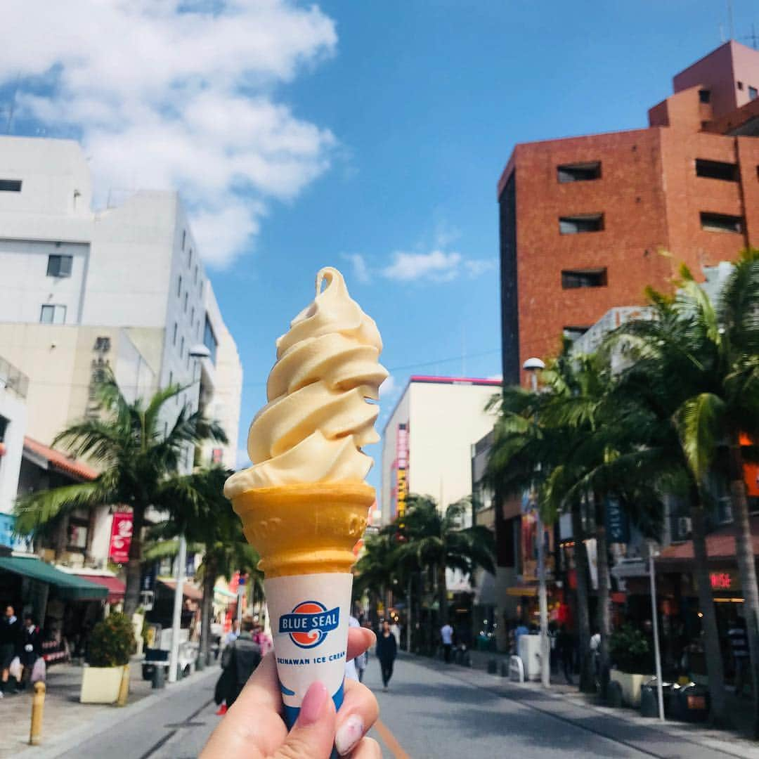 崎山一葉さんのインスタグラム写真 - (崎山一葉Instagram)「家族とブルーシールの時間🤤🍦 🌴☀️ ・ #okinawa #ブルーシール #ice #歩行者天国」3月17日 14時32分 - kazuha_sakiyama