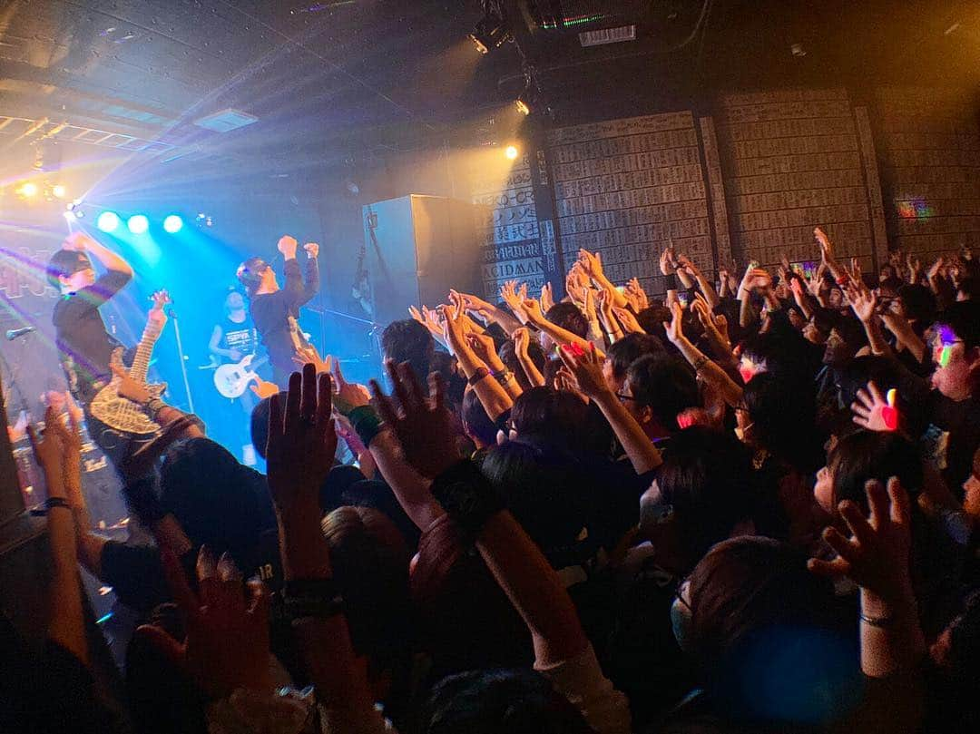 MOMIKENさんのインスタグラム写真 - (MOMIKENInstagram)「東北ライブハウス大作戦！大船渡よろしく！ #spyair#momiken#宮古#大船渡#東北ライブハウス大作戦 #1枚目モヒカンみたいだよね #3枚目は宮古の店長さんがライブ見てた様子w」3月17日 14時43分 - momiken_spyair