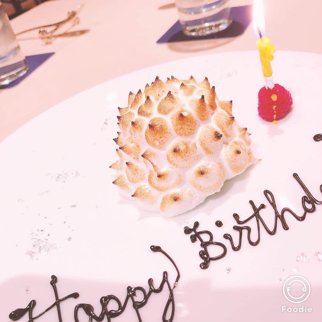 松川浩子さんのインスタグラム写真 - (松川浩子Instagram)「3月は誕生日月間です。  夫→娘→私 1週間毎に。  1番バッターのお祝いは ハワイで大好きなレストラン @arancino.osaka へ フラのBGMに ファイヤーを眺めながら クワトロフォルマッジョに蜂蜜たっぷり ボンゴレがあさりが大きくて美味しかったぁ。  ウニのパスタが有名だけど 私はウニが苦手です💦  そしてケーキ🎂  来週も、再来週も ご馳走食べます！ ケーキ食べます！  ダイエットは4月から 始めることにします。  #お誕生日お祝い#3月生まれ3人#アランチーノ大阪 #ハワイ #レストラン#ピザとパスタ#お店が大きくてびっくり#なんで大阪なん？#イタリアン」3月17日 14時37分 - hiroko_matsukawambs