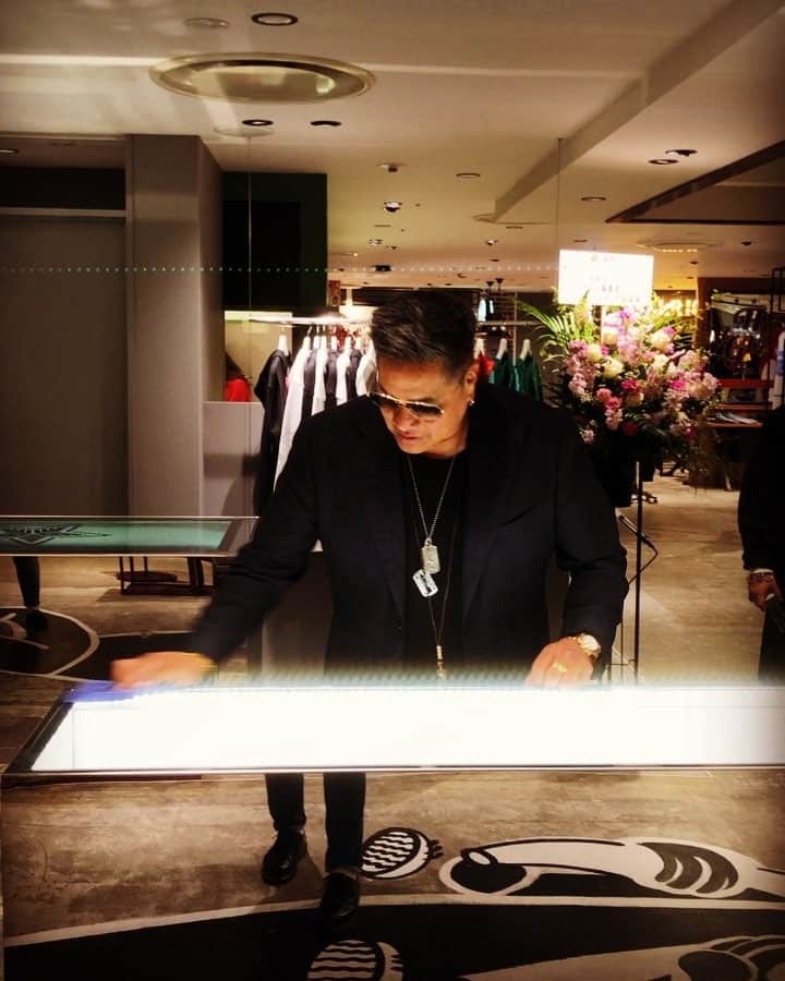 のインスタグラム：「Opening day at @Hankyu_mens_tokyo  Thank you @worldstyling.corp for making a dream come true. #ginza  #navajo #jewerly #silver #gold #diamonds」