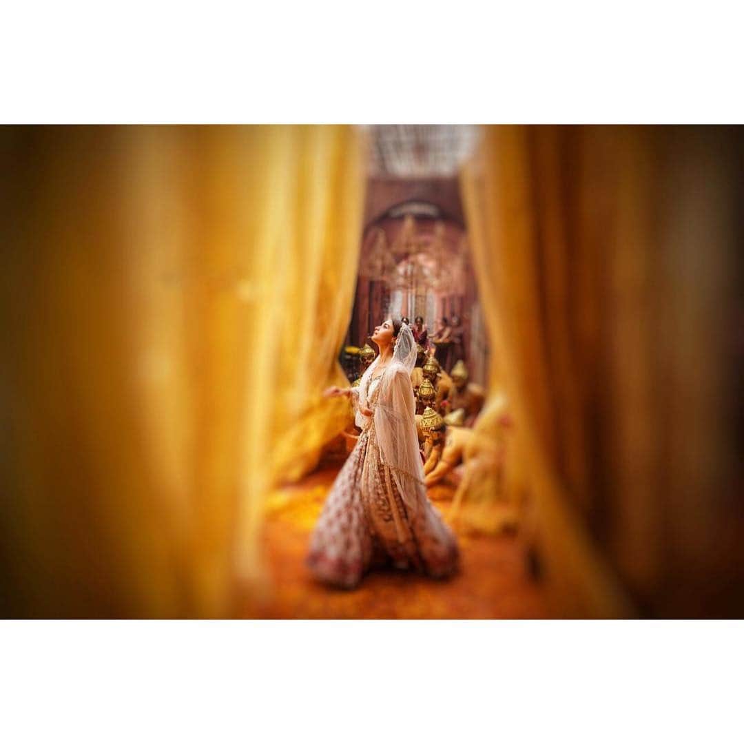 のインスタグラム：「A song that gave me sleepless nights, days & months is coming very very soon.. I think you can safely say that I have never been SO nervous for anything in my life.. *screams frantically and hides under bed* You may have to send a search party to find me🙈🌞Meanwhile watch this space for more.. 🙏🤞」
