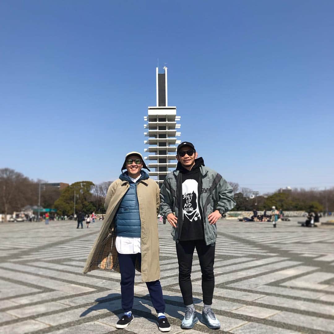 宇野薫のインスタグラム：「駒沢公園フリマちょっとだけお邪魔しました。  西脇さん ありがとうございました！  #やっぱりフリマ楽しい  #ただの古着好きです  #ただのフリマ好きです #フリマ#駒沢公園フリマ  #宇野薫のテーマがありすぎコーディネート #onehundredathletic #100athletic #caoluno #neweracap  #beamsgolf」