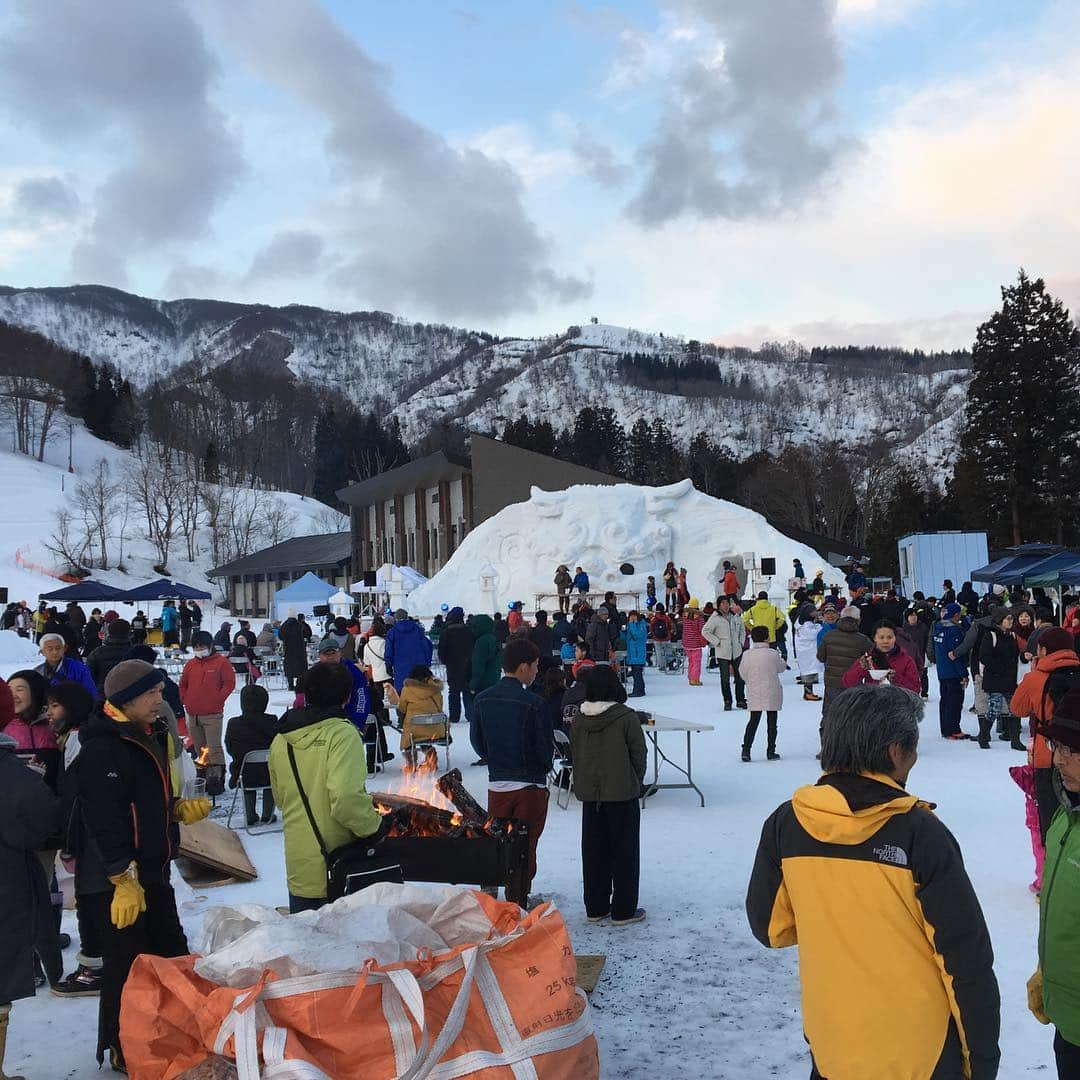 柳野玲子さんのインスタグラム写真 - (柳野玲子Instagram)「雪に囲まれながらのイベント☃️ さかえ雪ん子まつり(*´꒳`*) 約８メートルの雪像をバックにダンスや太鼓などのステージ披露、信州プロレスの雪上マッチ、豪華景品が当たる大抽選会、幻想的なタイマツ滑走、雪の上から打ち上がる花火… 盛りだくさんのイベントでした💓 楽しかった^ ^✨ #長野 #長野県 #栄村 #さかえ雪ん子まつり #雪像 #雪 #獅子 #信州プロレス #プロレス #グレート無茶 さん #久々の再会 #抽選会 #タイマツ滑走 #雪上花火 #打ち上げ花火 #冬の花火 #美しい #幻想的 #銀世界」3月17日 15時22分 - yanaginoreiko