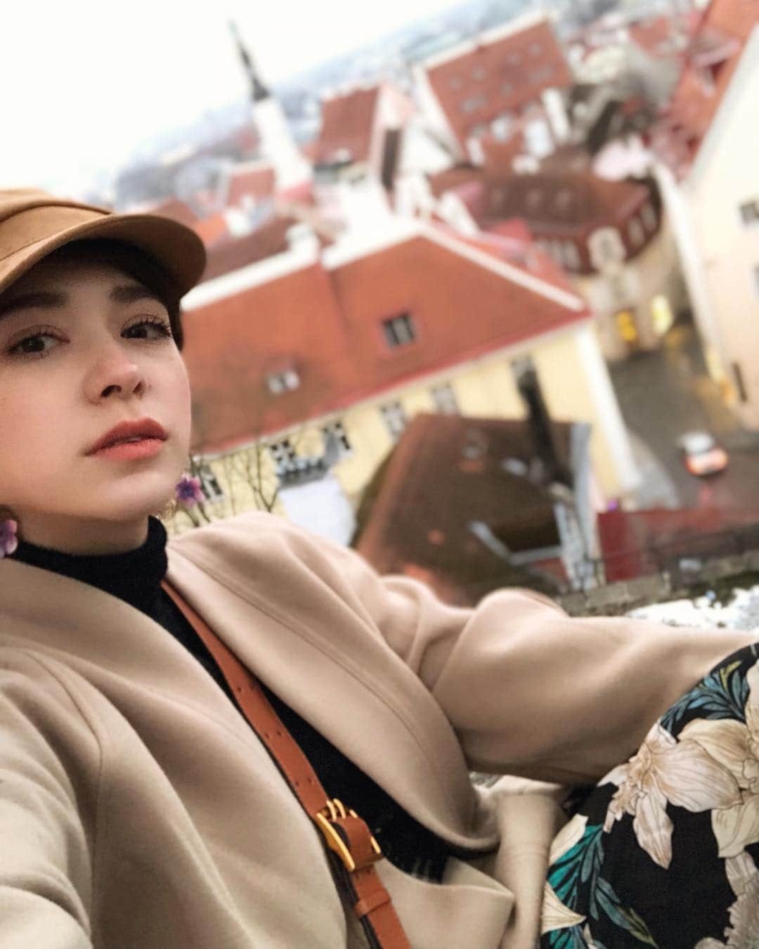 のインスタグラム：「エストニア、タリンの歴史地区、旧市街はどこを見ても素敵な街並み…💓赤い屋根は全部世界遺産なんだって！  #旅女子 #旅女 #旅行コーデ #旅したくなるフォト #asiangirls  #tokyogirl #旅行 #たびじょ #tripstagram #旅行好きな人と繋がりたい #旅好きな人と繋がりたい #旅行写真 #asiatrip #tripasia #traveloregon #travelphotography #vacation  #travelworld #ヨーロッパ旅行 #エストニア #世界遺産 #tallinn #tallinn_city #estonia #tripadvisor #travelgram #europe_pics #europe_gallery @tallinn_city @visitestonia」