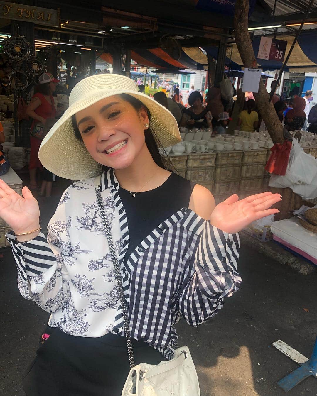 Raffi Ahmadさんのインスタグラム写真 - (Raffi AhmadInstagram)「Belanja di Chatucak Pasar Traditional Thailand !!!! Gokillllll 😇」3月17日 15時07分 - raffinagita1717