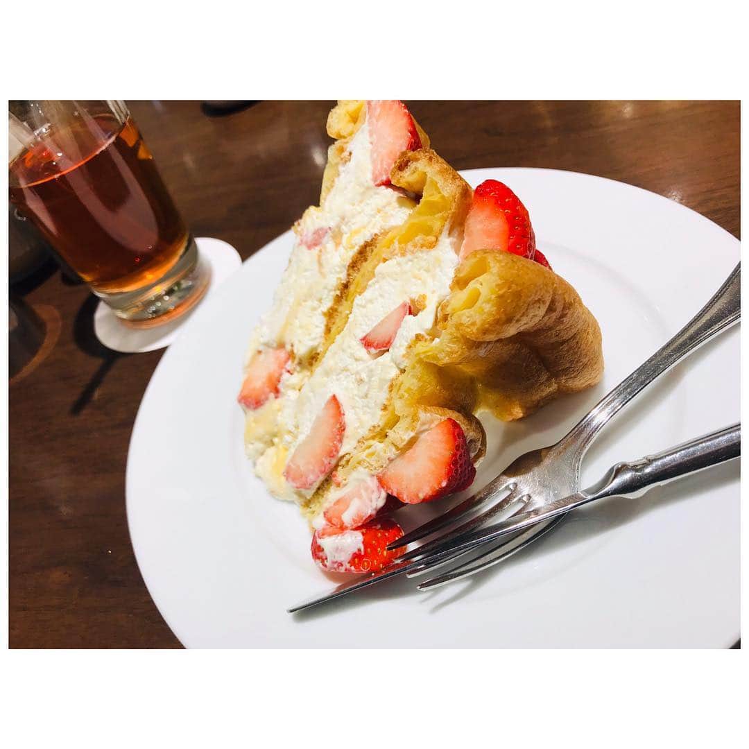 有明ゆなさんのインスタグラム写真 - (有明ゆなInstagram)「ケーキ！ いちご幸せすぎかよっ！！！ . . . . #カフェ #cafe #café #ケーキ #cake #いちご #イチゴ #苺」3月17日 15時09分 - ariake_yuna