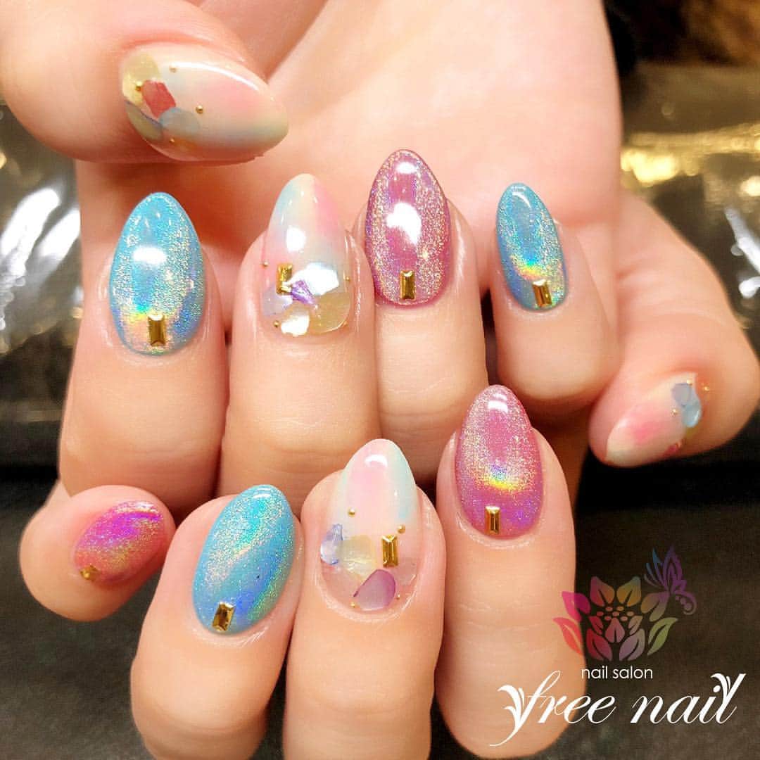 free nail フリーネイルのインスタグラム：「. お客様ネイル💅🏻🍀✨ . ユニコーンネイル🦄✨ . ドリーミーなオーロラの輝き🌜✨ . ご来店ありがとうございました🙇🏻‍♀️🙇🏻‍♀️🙇🏻‍♀️💗 . #ネイル #フリーネイル #ネイルアート #ジェルネイル #ネイルサロン #大阪ネイルサロン #ネイルデザイン #ネイルチェンジ #ユニコーンネイル #オーロラネイル #グラデーションネイル #シェルストーン #スタッズネイル #ピンクネイル #ブルーネイル #デザインネイル #シンプルネイル #トレンドネイル #ガーリーネイル #春ネイル #スプリングネイル #美甲 #日式美甲 #springnails #nailsart #nailsalon #nailsdid #newnails #newnail #freenail」