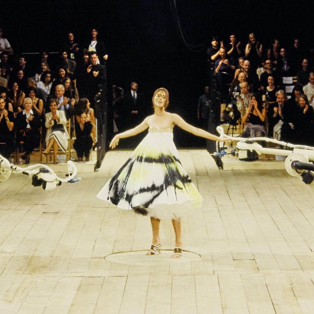 Vogue Australiaさんのインスタグラム写真 - (Vogue AustraliaInstagram)「The greatest showman as well as a visionary designer, #AlexanderMcQueen amazed audiences with his catwalk theatrics. To mark what would have been the late designer’s 50th birthday, Vogue remembers his 15 most iconic runway moments via the link in our bio. 📸 Getty Images」3月17日 15時16分 - vogueaustralia