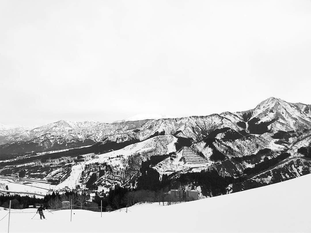 本間憲さんのインスタグラム写真 - (本間憲Instagram)「モノクロなのかカラーなのか分からない大作戦  #スキー #ski #mountain」3月17日 15時19分 - homma_______t