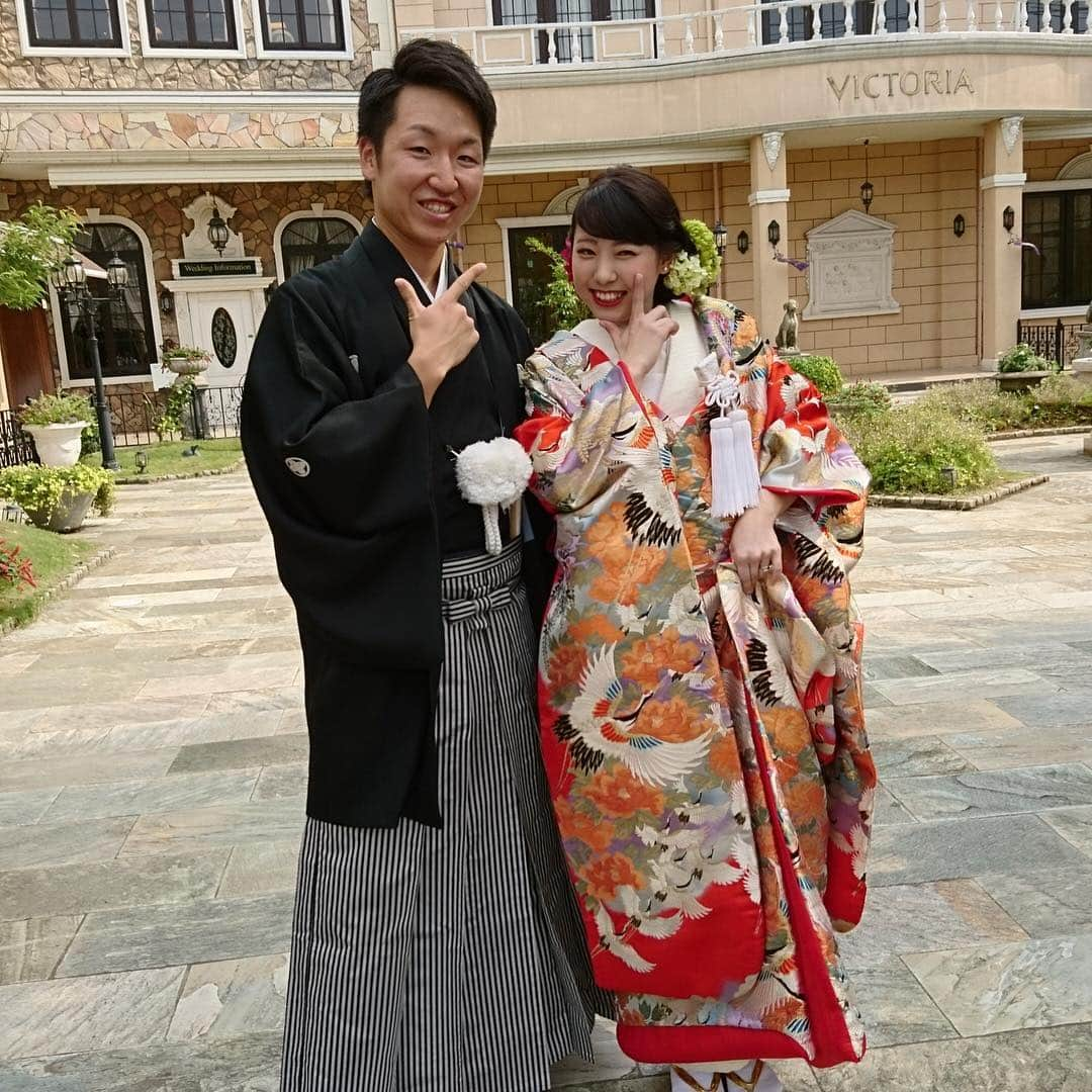 ウェディングカフェ/結婚式場無料紹介/富山・高岡・金沢・福井さんのインスタグラム写真 - (ウェディングカフェ/結婚式場無料紹介/富山・高岡・金沢・福井Instagram)「「和装前撮りにおじゃましました♬︎♡」﻿ ﻿ 「結婚式当日は、ウェディングドレスやカラードレスをお披露目したいけど和装も着てみたい😊」と、新婦様💓どうしたらお得に出来るのかとご相談。﻿ ﻿ 和装をお写真だけで残すことで、費用を抑えながら、着てみたかった和装も着れ、思い出になりますよ✨とご提案。﻿ ﻿ ﻿ 結婚式の前撮りのみで和装を着用しました👘 ﻿ せっかくなので、一目見たいと前撮りに少しおじゃましてきました！﻿ 真剣な表情の合間に、楽しくおちゃめなお二人が覗けて、おじゃましてとてもhappyな気持ちになりました♬︎♡﻿ ﻿ 新婦様のご家族が和装の写真をとても喜ばれ、お二人もまわりのご親族も大満足でした😊❤️﻿ ﻿ #ウェディングカフェ#ウエディングカフェ#weddingcafe#フォトウェディング#ウェディングフォト#撮影#前撮り#打掛#金沢#石川県#金沢市#小松市#白山市#かほく市#野々市市」3月17日 15時28分 - kanazawa.weddingcafe