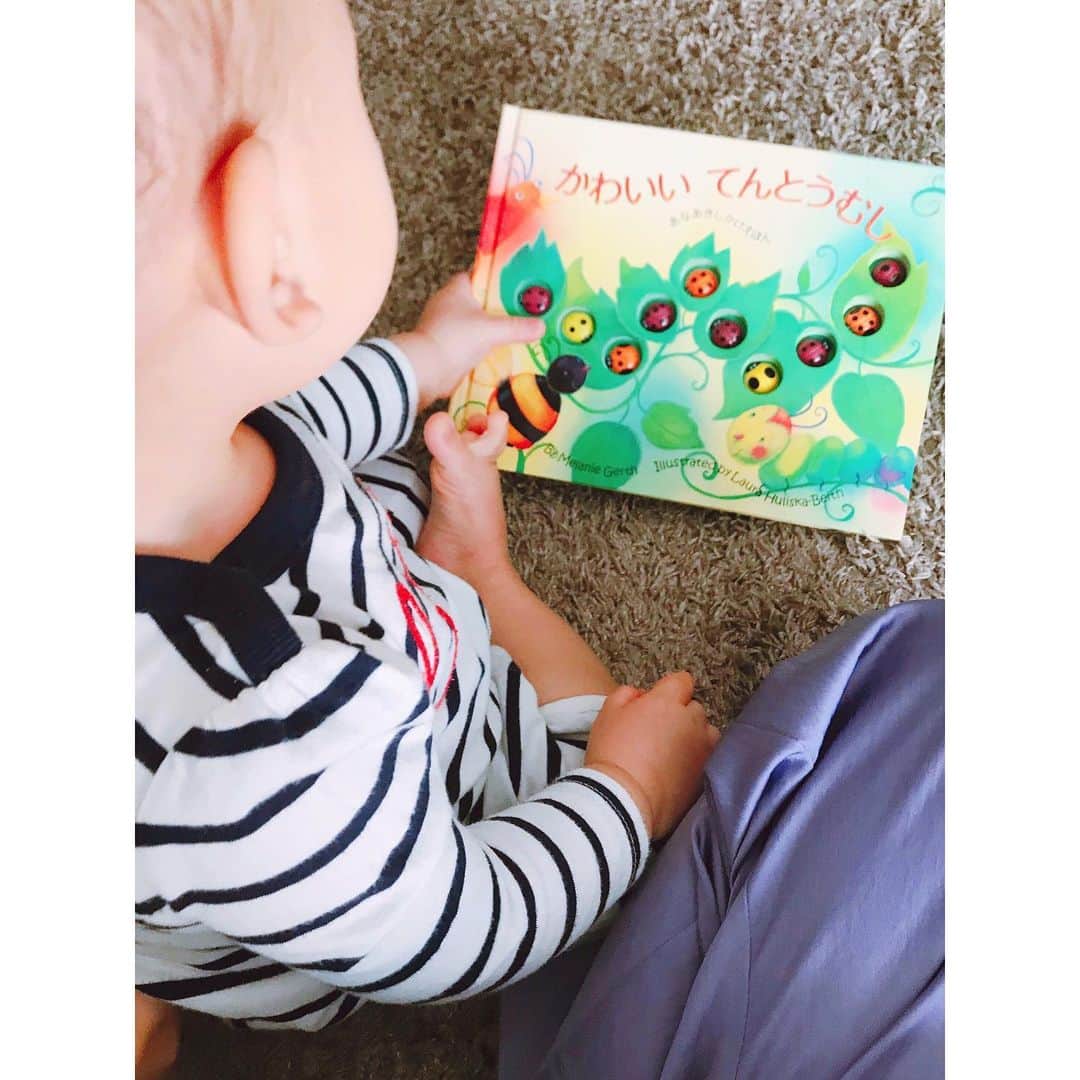 押切もえさんのインスタグラム写真 - (押切もえInstagram)「読み聞かせの時間。 立体的なてんとう虫が息子の興味を引く、しかけ絵本「かわいいてんとうむし」 @sayukisvoice からのプレゼントです。 選んでくれたのはさゆきの長男のdくん。 さすが、好みをわかっているなぁ🍀 #baby #1year #1歳 #絵本 #しかけえほん  #かわいいてんとうむし #gift #今お昼寝したのでこの間に晩ごはんの準備」3月17日 15時31分 - moe_oshikiri