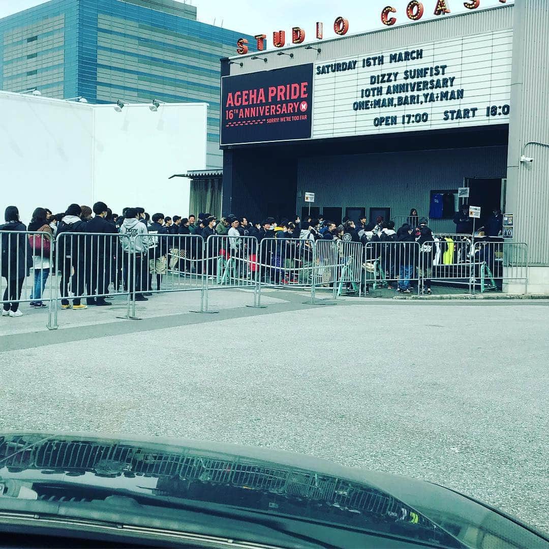 masasucksのインスタグラム：「DIZZY SUNFIST “10th ワンマンバリヤーマン”@新木場スタジオコースト ・ あいつらバリヤーマンでした🤙🏻 ディジーがついに1stリリースした頃に、スタッフやってたのがたまたまオレのめいっ子で、知らんと思うけどめっちゃ頑張っててカッコええくなるから絶対聴いてみて‼️ とCDをくれました！ めいっ子の愛情を受け取り、半信半疑でCDをかけてみてその後一年間ほぼカーステに入ってたんや👍🏻照 ・ そっから偶然高速のパーキングで遭遇して、対バンしたりしだした。 ・ あいつら時間をおしまずライブと作曲と練習とバイトして無我夢中でバンドに向かい時には迷子になってみたりしてでも逃げずにまっすぐやっとたどり着いたオーバー2000キャパでのワンマンライブ、こりゃね、もう言葉いらないんですよ‼️ ・ 愛ある関係者の皆さん、愛あるスタッフの皆さん そしてライブハウスに来ていた猛者の皆さん、あなたたちが最強です‼️💪🏻 ・ ゲストで登場したnorthern19のケンタロー @kentaro_northern19 カッコ良かった、確実にロックしてた🤘🏻🤘🏻🤘🏻 ・ ドラムのモアイは最近生意気なってきたからそのうちシバく💪🏻💪🏻💪🏻笑 ・ バンドサイコー ライブハウスサイコー ディジーファッキンストロングサンフィスト🤘🏻🤘🏻🤘🏻 #最強 #ストロンガー #バリヤーマン #ディジーファッキンストロングサンフィスト #10th #caffeinbomb  #masasucks #天才 #プロデューサー権限によりディジー物販スカジャンをゲットしました」