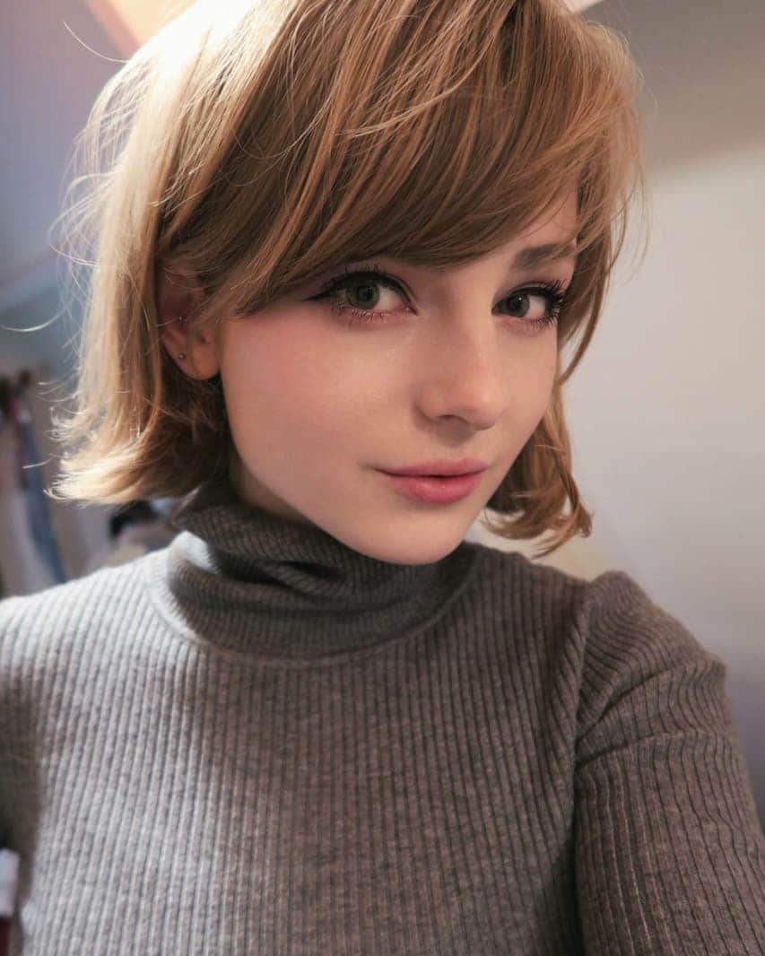 Ella Freyaのインスタグラム：「🐱 I have a 3 week holiday and I can't wait to waste it all on watching anime since my original plan didn't work out. Oh and reinvent myself for the 100th time, but that goes without saying. 🤨」