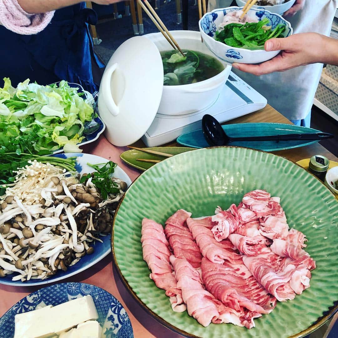 小川薫さんのインスタグラム写真 - (小川薫Instagram)「４年近く一緒に働いてくれたスタッフななちゃんの送別パーティー🌸 感謝の気持ちを込めてみんなで料理やケーキを作ってサロンで卒業と門出をお祝いしました🥂 前菜はみかんソースの鯛のカルパッチョ、サラダ、トマトのマリネ、キッシュ、ローストビーフ、メインは前日から鶏ガラを煮込んで作ったスープで豚クレソンレタスしゃぶしゃぶ🍲おなかも思い出も、寂しくて胸もいっぱい😊 頻繁には会えなくなるけどこれからもずっとファミリー🍀  #salondeclover  #サロンドクローバー #小川薫 #おもてなし #おもてなし料理教室 #料理教室 #料理研究家 #テーブルコーディネート #テーブルコーディネーター  #大阪料理教室 #cookingclass  #tablesetting  #堀江 #堀江公園 #tablecoordinate #パーティーフード #おもてなし料理 #ホームパーティー #イタリア料理 #イタリアン #イタリア料理教室 #旬の食材レシピ #豊かな食卓 #丁寧な暮らし #ホームパーティー」3月17日 15時42分 - salondeclover