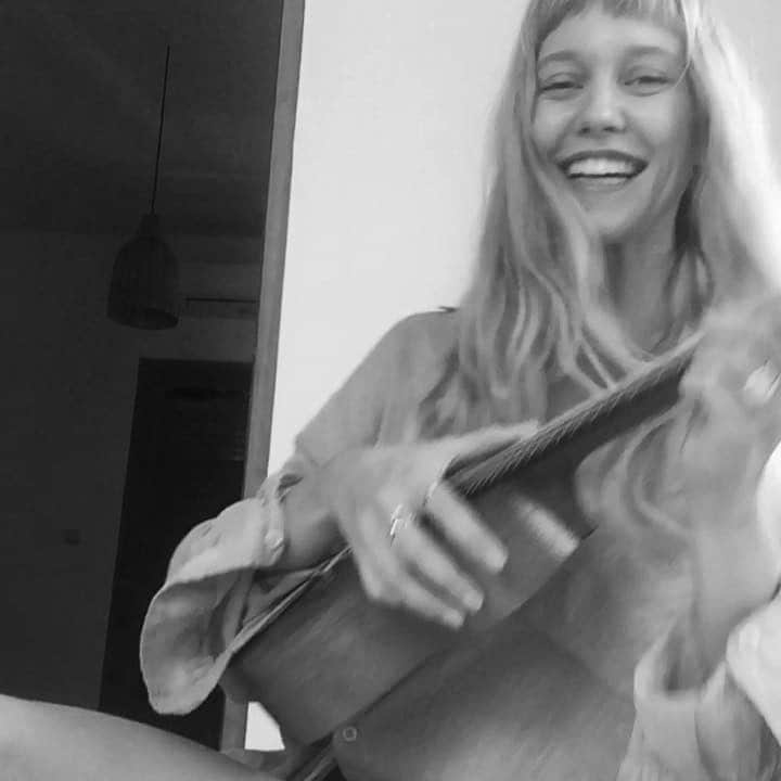 のインスタグラム：「Morning 5 minutes poetry practice with my ukulele chords practice combined.  Wrote a little “song” for today’s morning to give you Sunday smile boost. Love you all guys, don’t be afraid of anything today and go for a walk no matter what. I am always somewhere there for you! 🙌🏼♥️✨ #daraisaweirdo」