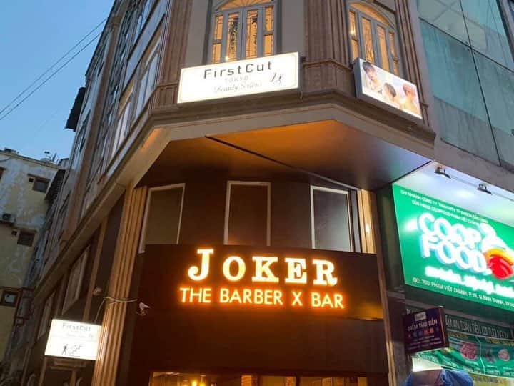 のインスタグラム：「ベトナム🇻🇳VOL.8 今回の第一の目的であるホーチミンにある。 @yoheitakagi_joker  @joker_the_barber_bar のオープンイベントへ！ 東京恵比寿で友達から紹介してもらい絶対行く約束したから今回来ました！来ちゃいました！ JOKERは男性カット専門！髪を切ってお酒を飲めるサロンです。その上には… @xiushen1213 さんのお店。 「First Cut Tokyo」がオープン！こちらは女性もokなbeauty salonだよー！ そんな素敵なお店でのオープンイベント！いらっしゃるお客様は皆様はじめまして！どうなることやら…次に続く… とりあえずおめでとう！ ホーチミンに来た際はぜひ！ @xiushen1213  @joker_the_barber_bar  @yoheitakagi_joker  @ami_nakagawa_  #バーオープン #オープニングイベント #有言実行 #ゲスト #中川愛海 #ベトナム #ホーチミン #結果が全て」