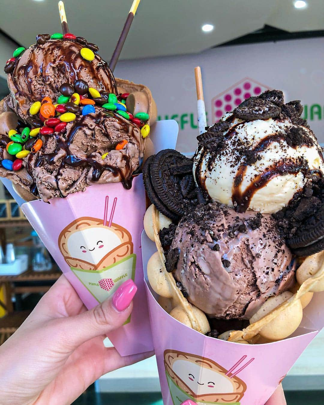 BeStylishさんのインスタグラム写真 - (BeStylishInstagram)「Right or Left⁉️ Tag an icecream 🍦 lover 😋Credit : @pufflewafflespdx 💕✨ ✨ ✨ ✨ Follow: @bestylish  Follow: @glamfashionsx ✨ ✨ ✨ #bestylish #girlnight #girlsnightin #bingetime  #imhungry #mesohungry #sharethelove #whowantssome #icecream #icecreamporn #oreoicecream #mandms #whowantssomeofthis #chocolate #chocolatey #chocolatelover #ilovechocolate #ilovechocolates #givemechocolate #mewantchocolate #yespls #yesplease #ineedthis #desserts #dessert #dessertporn #butterscotch #freakshakes #freakshakelove #freakshake ✨ ✨ ✨ ✨」3月17日 21時25分 - bestylish