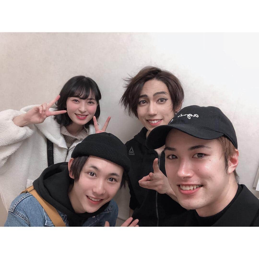 のインスタグラム：「舞台『どろろ』 観劇させていただきました〜👏 胸が苦しかった〜😢 何より久しぶりに会えてよかった😌 有澤樟太郎さんも一緒に撮っていただきました😌 最後まで頑張って！！」
