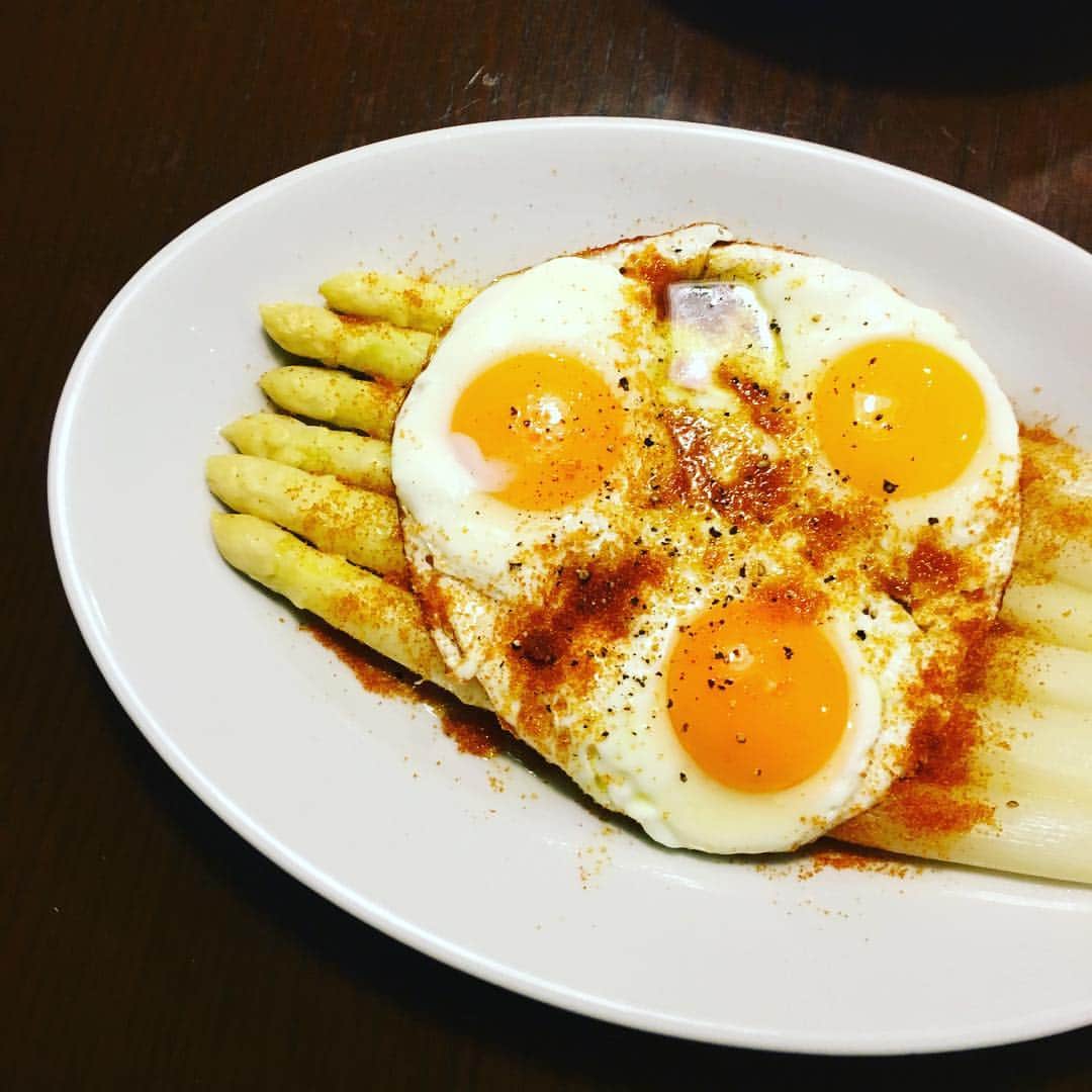 のインスタグラム：「立派なホワイトアスパラを見つけたので思わず買ってしまった。下半分の硬い部分をピーラーで剥き、その皮と一緒に茹でると香りも味も濃くなる。やわやわの目玉焼きにカラスミパウダー。とろけた卵を絡めて食す。春の味。 #ホワイトアスパラガス  #大好物 #ひとり二本ずつ #もっと食べたい」