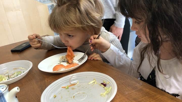 のインスタグラム：「Kosovonian children say Arigato Kosovonian vegetable is very nice👌 #kosovo #vegetable #goodtaste」