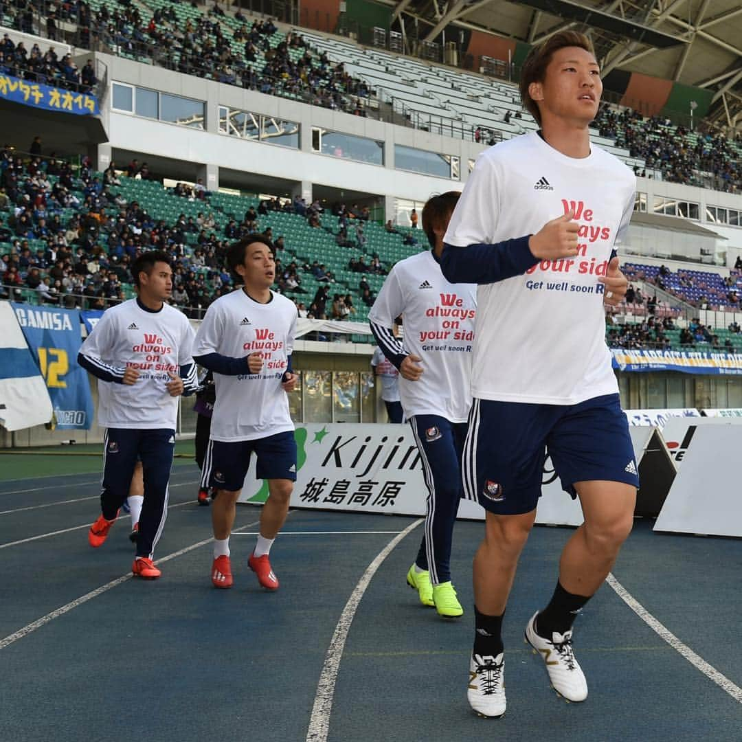 横浜F・マリノスさんのインスタグラム写真 - (横浜F・マリノスInstagram)「always on your side! Get well soon Ryo🙏 We play for #16 today👍 . #fmarinos #Jリーグ #jleague #warmup #高野遼」3月17日 15時55分 - yokohamaf.marinos