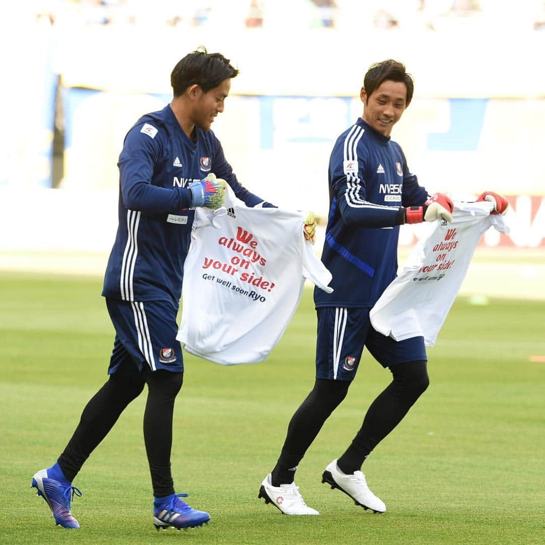 横浜F・マリノスさんのインスタグラム写真 - (横浜F・マリノスInstagram)「always on your side! Get well soon Ryo🙏 We play for #16 today👍 . #fmarinos #Jリーグ #jleague #warmup #高野遼」3月17日 15時55分 - yokohamaf.marinos