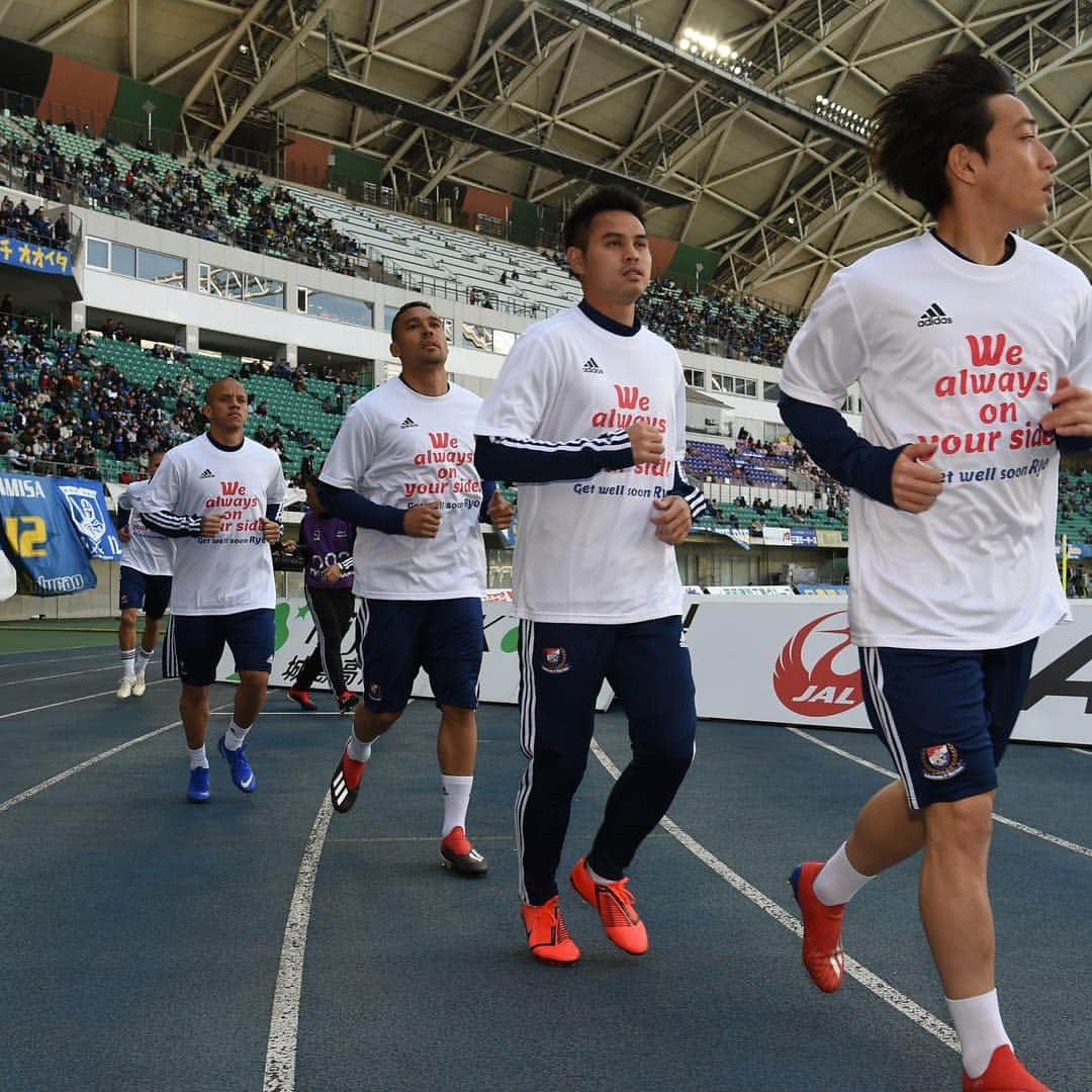 横浜F・マリノスさんのインスタグラム写真 - (横浜F・マリノスInstagram)「always on your side! Get well soon Ryo🙏 We play for #16 today👍 . #fmarinos #Jリーグ #jleague #warmup #高野遼」3月17日 15時55分 - yokohamaf.marinos