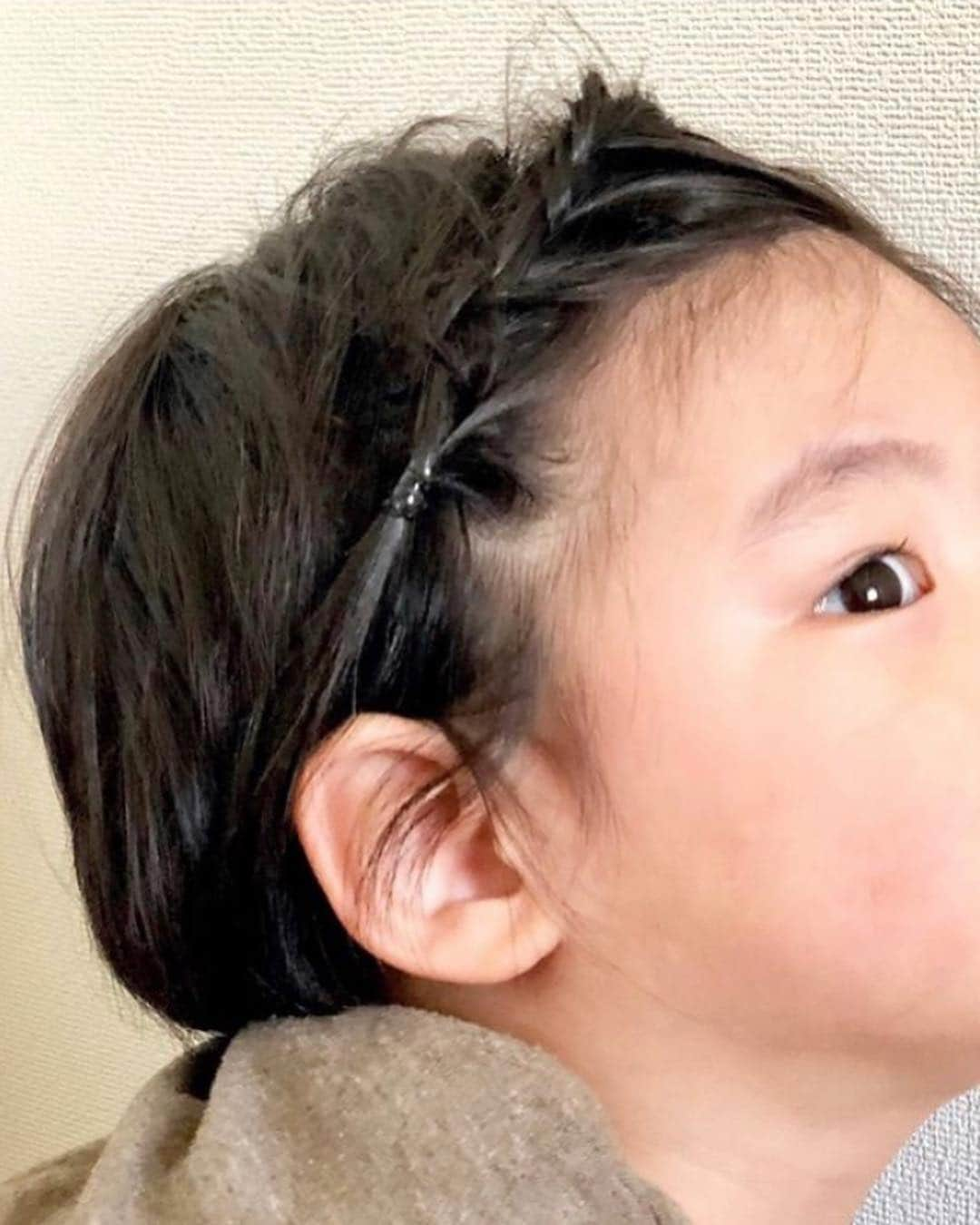 木村直人さんのインスタグラム写真 - (木村直人Instagram)「「子供の前髪が長い！美容師の息子なのに」  とdisられる事もあるんですが、選択しての髪型ですw  てか、切りすぎると妻に怒られますね。  視力が落ちたらレーシック一択で考えてますので問題なしです。  ただ…  前髪が長いとアレンジできてええなぁ。って気付き。  子供だからできるやつねw  こういうのもよかですね。  ご参考。  #美容師 #美容学生 #キッズヘア #子供の長め前髪」3月17日 15時59分 - air_kimura