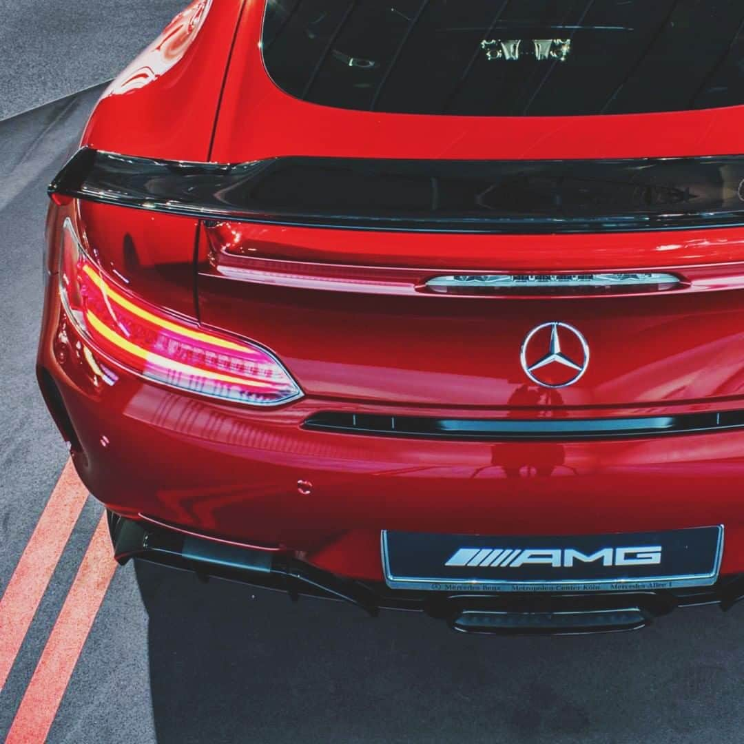 メルセデス・ベンツさんのインスタグラム写真 - (メルセデス・ベンツInstagram)「Beautiful beast.💓 Photo via @mercedeskoeln. __________ [Mercedes-AMG GT R | Kraftstoffverbrauch kombiniert: 12,4 l/100 km | CO2-Emissionen kombiniert: 284 g/km | http://mb4.me/Rechtlicher_Hinweis/] . #MercedesBenz #MercedesAMG #AMG #AMGGTR #DrivingPerformance #🌟 #mbfanphoto #automotivedesign #mercedeskoeln #redcars #mbcar」3月17日 16時00分 - mercedesbenz