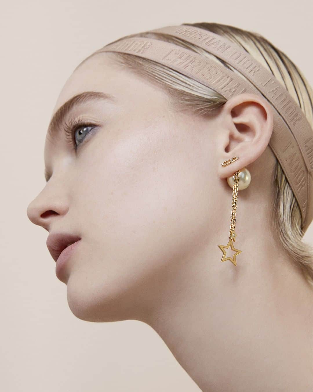 クリスチャンディオールさんのインスタグラム写真 - (クリスチャンディオールInstagram)「The #DiorTribales earrings get a new twist in the Spring-Summer 2019 collection by #MariaGraziaChiuri, with a longer chain ending in two little motifs evoking Monsieur Dior's lucky star.⁣ #DiorSS19⁣」3月17日 16時00分 - dior