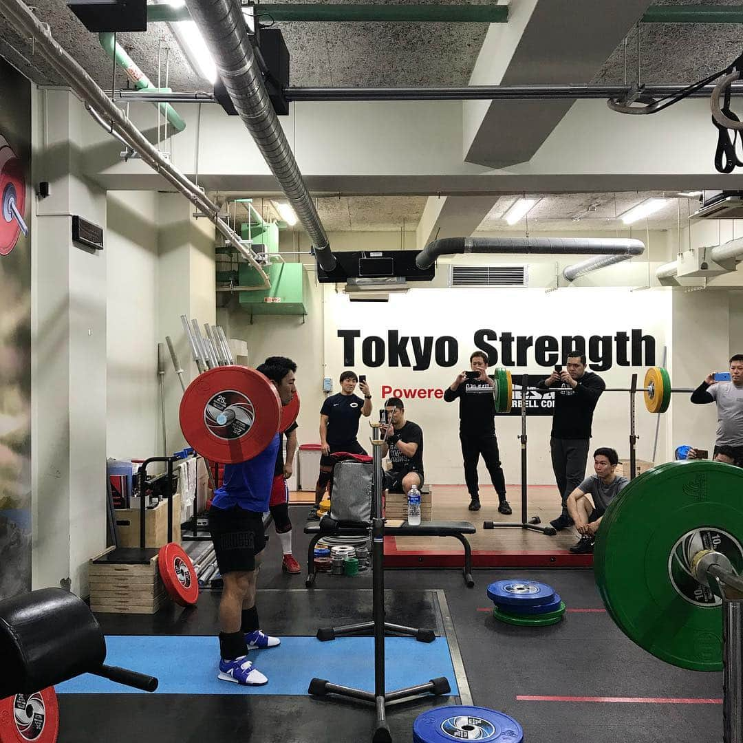 山本俊樹さんのインスタグラム写真 - (山本俊樹Instagram)「本日 @crossfit_yoyogi にてセミナーをさせていただきました  企画していただいた @dsato0609 さん @coach_hiraoka さん ありがとうございます！  セミナー最後に参加者全員にReebokタオルをプレゼントしていただいた @hayatoshirata にも感謝します  最後に参加していただいた皆さんにも感謝します  @crossfit_yoyogi  @crossfit_yoyogi  @crossfit_yoyogi  #weightlifting #snatch #cleanandjerk #squat #deadlift  #耐えて勝つ #率先垂範 #山本俊樹 #LEGACYLIFTER」3月17日 16時04分 - toshikis170j215