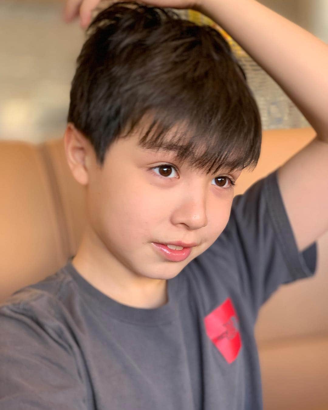 バイリンガル3兄妹のインスタグラム：「11歳と3ヶ月 ・ 靴のサイズ23.5cm ・ とうとう私と同じサイズになったので記念写真です😭❤️ ・ ・ これからどんどん 私より足は大きくなり 私より手も大きくなり 私より背も大きくなるでしょう。 ・ ・ #私は劣化していく一方 #切ないぜー #身長180cmくらいになりますように #お願いします #空雅 #11歳 #バイリンガル3兄妹」