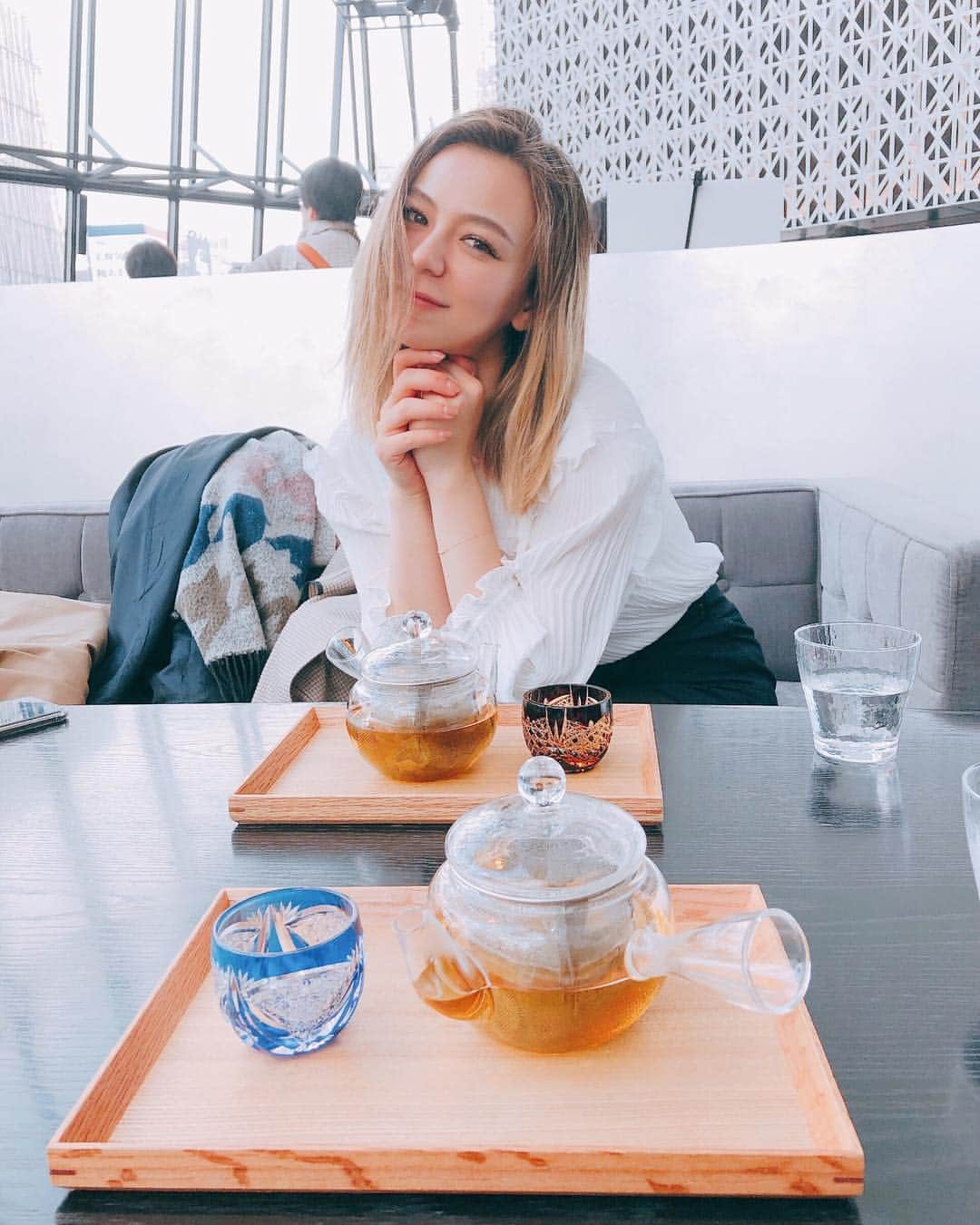 のインスタグラム：「Tea time🍵 📸 @arisan_days  最近春めいてきて嬉しいですね🌸  #kirikolounge #きりこグラス #きりこ #tea #ginza #銀座 #銀座カフェ」