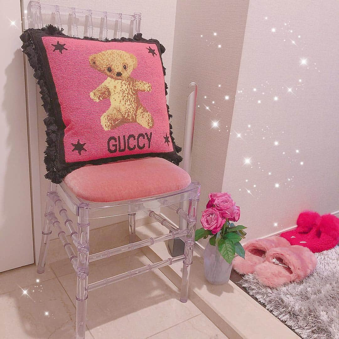 紗蘭さんのインスタグラム写真 - (紗蘭Instagram)「お家の玄関🧸🌹💖 新居に引っ越してから玄関がすごく寂しかったのでvintage qooで新生活の雑貨フェアやってたから椅子を買って、置いてみたらサイズといい、形といい、最高すぎて100点😍💭✨ 靴履くときにいつも椅子がなくて困ってたからこれでリラックスしながら靴履ける👠❤️ ルームシューズはH&Mのモコモコさんと、liliciousのスリッパ💗❤️ #vintageqoo #hellonewme2019 #pourmademoiselle #gucci」3月17日 16時21分 - saracchidayo