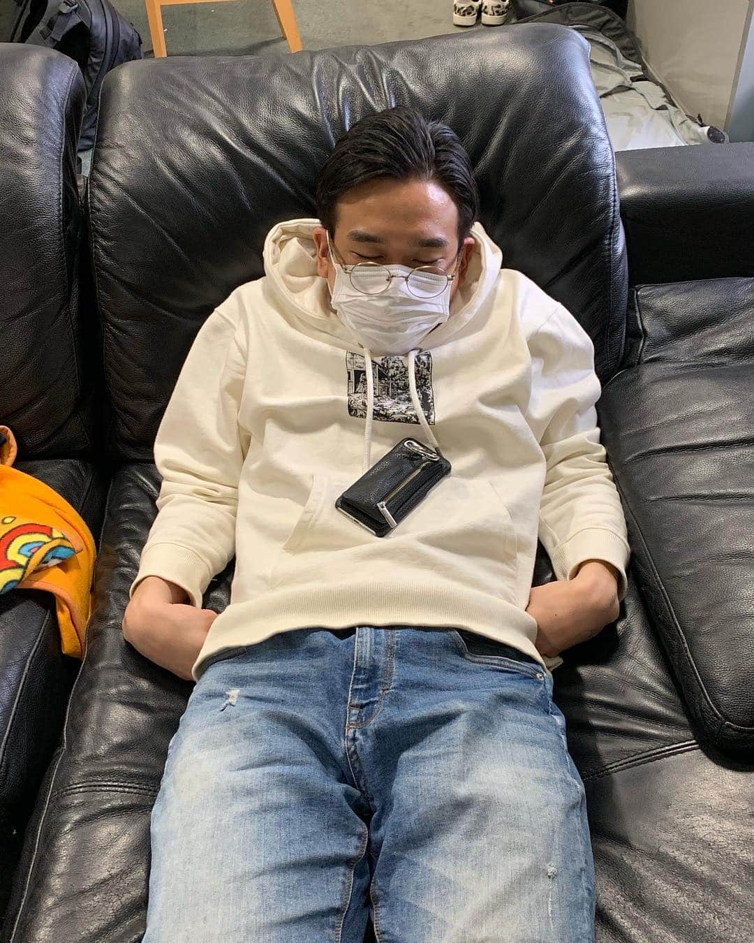 池田真一さんのインスタグラム写真 - (池田真一Instagram)「下村さん、首と手たたんで寝てる。」3月17日 16時23分 - wartdebu