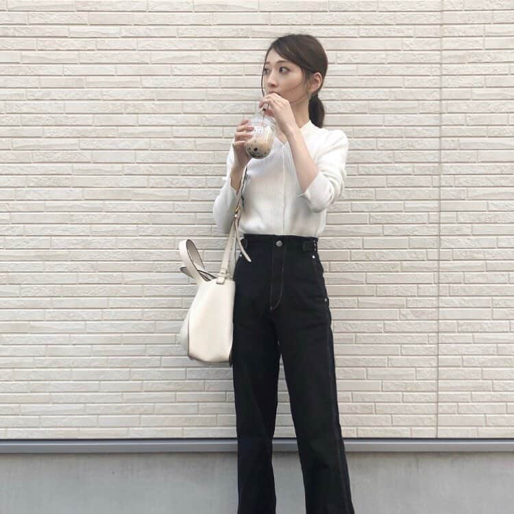 石元歩唯さんのインスタグラム写真 - (石元歩唯Instagram)「outfit  楽なのにスタイルアップできる amel自信作のワイドパンツ👖 . 最近毎日タピオカミルクティー🥛 ハマったら飽きるまでとことん〰️ . knit,pants @amel_official__ bag @stellamccartney boots @miumiu  #ai_fashion #ai_pic #amel_official__ #StellaMcCartney #miumiu」3月17日 16時30分 - 518aichi