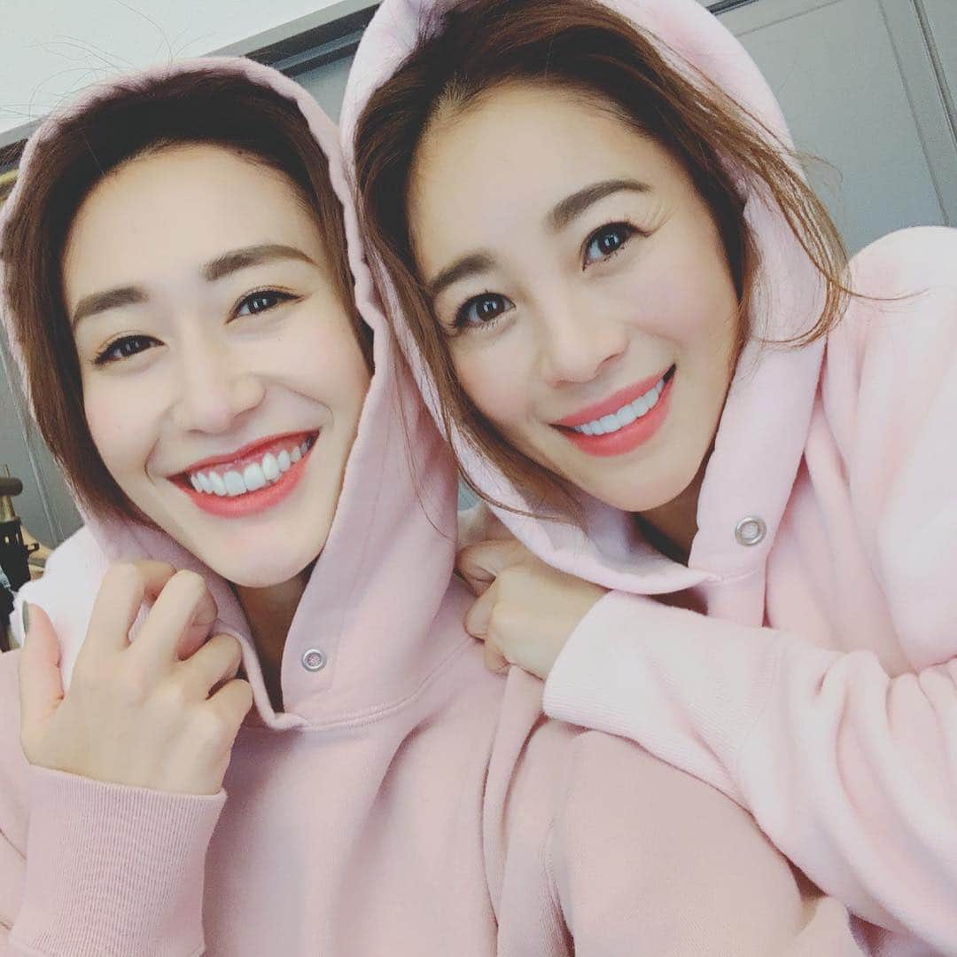 大桑マイミのインスタグラム：「撮影現場に合わせてきたかのように似たようなコーデにピンクのフーディーでした。@mariyakamiyama 彼女に会うと元気もらう🤣ニタニタ。 ＊ ＊ ＊ ＊  帰りに @ciroi_official でお買い物。 やっぱりpinkきになる。この春は ピンク＆白がmy気分。 3rdアニバーサリーショップ開催中で 今日までです。直接商品がみれるこの機会に是非。 素材とデザインのバランスが絶妙で素敵。」