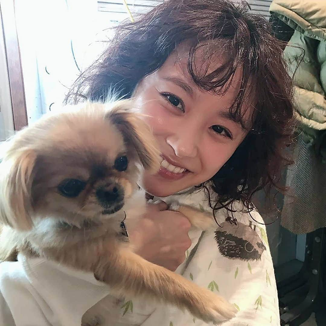 minaさんのインスタグラム写真 - (minaInstagram)「わんちゃんと戯れる愛ちゃん💕  mina5月号の撮影にヘアメイク木部さん(@kibeburu)のわんちゃんが遊びに来てたんです！🐶 この3ショット、かわいすぎません？😳😳 #高橋愛 #mina #ミーナ  #セットアップ #ファッション #fashion #わんちゃん #🐶 #ペット #かわいい #minamagazine #mina5月号」3月17日 16時40分 - mina.magazine