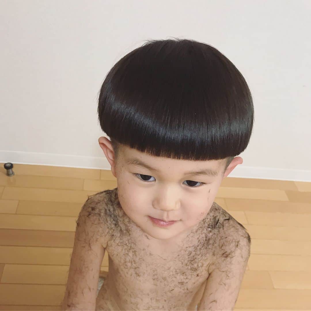 高見まなみのインスタグラム：「うちは全裸で毛まみれスタイル  #きのこカット #パパカット #おうちカット #毛まみれ #きのこ歴3年🍄」