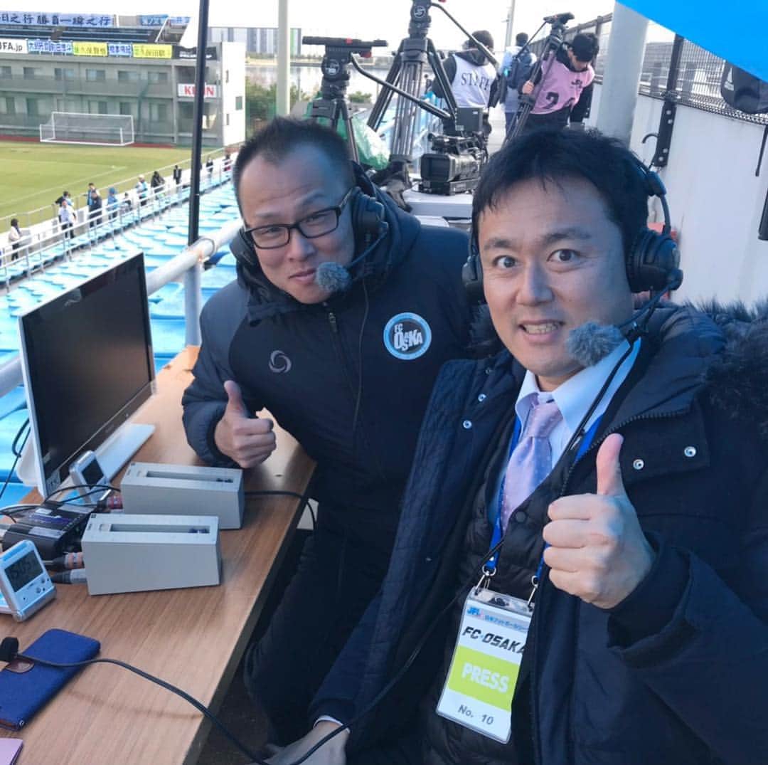 本野大輔のインスタグラム：「新たな挑戦です。 今シーズンJFLのFC大阪ホームゲーム全試合を、読売テレビの【あすリートチャンネル】でネット配信します。 我々ytvアナウンサーが実況を担当します。  JFLからJリーグ参入を目指し動き出したFC大阪。ガンバ大阪、セレッソ大阪に次ぐ第3のJリーグクラブを目指します。  開幕戦の相手はFC今治。 元日本代表、岡田武史さんがオーナー。 駒野友一選手や橋本英郎選手といった元日本代表が加入した事でも話題になりました。  結果は0-0、勝ち点1。  解説はFC大阪の嶋田祥吾さん。わかりやすくチームの魅力を伝えて頂きました。  私はアナウンサー14年目ですが、この年次でまた新しい事に挑戦できるのは幸せです。  ホームゲームは全試合LIVE中継、見逃し配信もあります。 是非ご覧ください！  https://ytv-athlete.jp/live/jfl/1427  #サッカー #fc大阪 #fc今治 #jfl #jリーグ #あすリート #あすリートチャンネル #中継 #読売テレビ #アナウンサー #実況 #本野大輔」