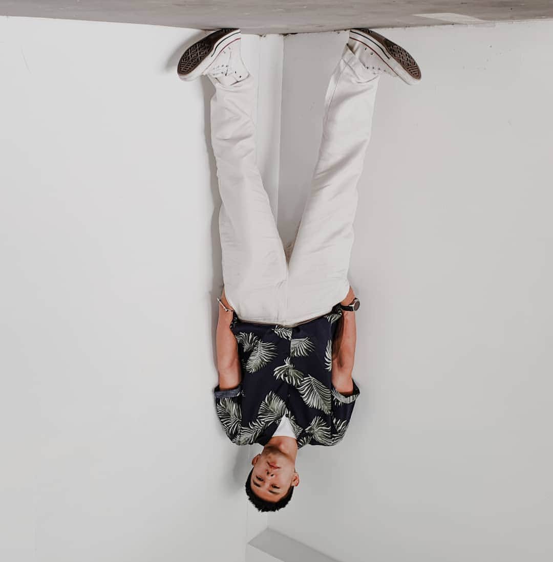 デスモンド・タンのインスタグラム：「[ umop-ep!sdn ] [ up-side-down ] If you change the way you look at things, the things you look at change. Yes? No?  #UPSIDEDOWN #umopepisdn」