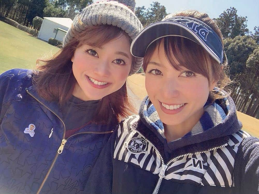 井上英里香さんのインスタグラム写真 - (井上英里香Instagram)「ゴルフ♡  @nanaetakasawa と強風の中、カメリアヒルズでラウンド⛳️💕 . 途中からくしゃみ止まらず🤧 . あれれ……もしかして発症⁉️⁉️ . まさかね〜😬😬🤭🤭 . . #ゴルフ #golf #ゴルフ女子 #ラウンド #千葉 #カメリアヒルズカントリークラブ #花粉症 #認めませんw #女子アナゴルファー #golflife #golfwear #markandlona」3月17日 17時03分 - ribbonhome.erika