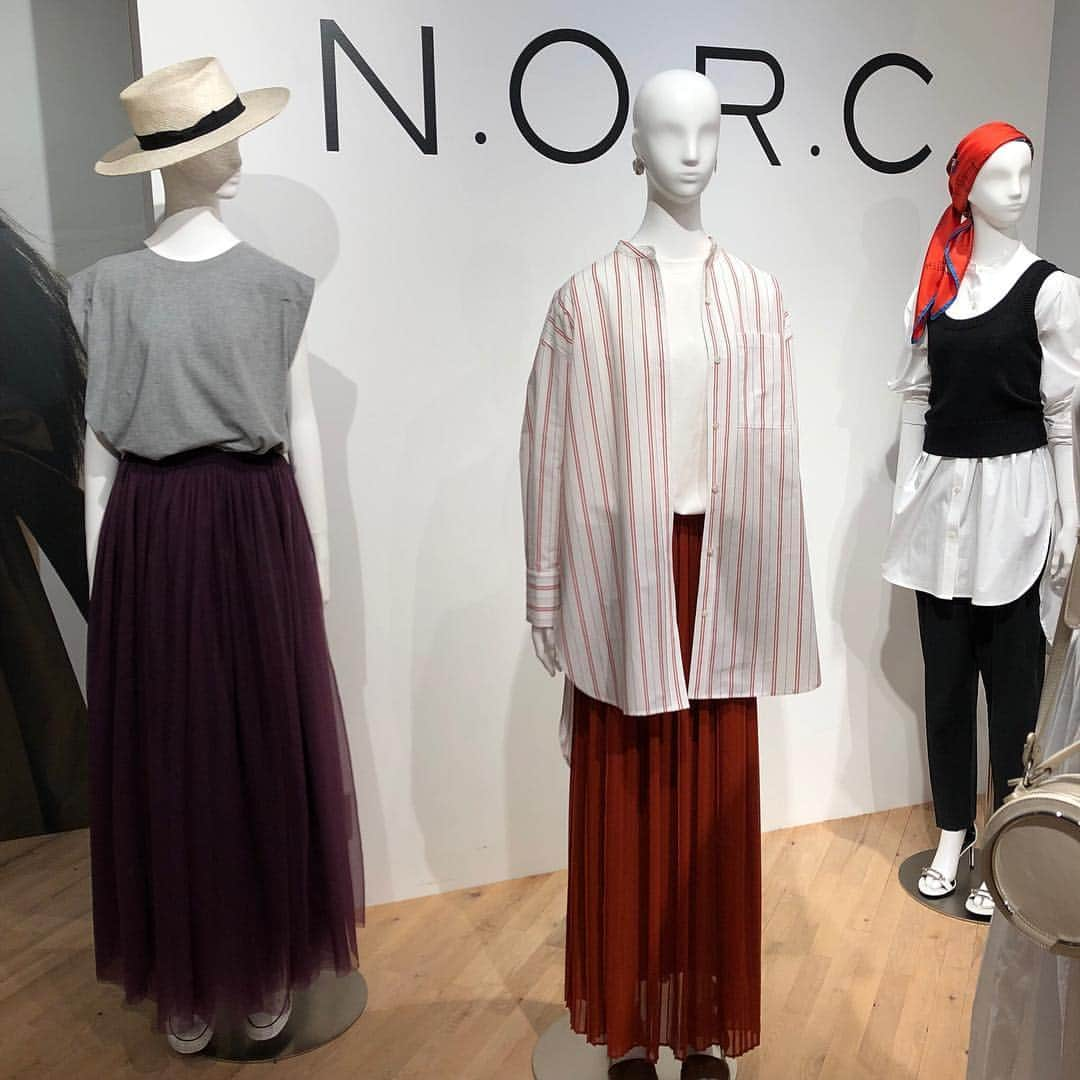 MOREさんのインスタグラム写真 - (MOREInstagram)「『N.O.R.C』は今年デビュー。新しいプチプライスブランドとして、MORE本誌でも登場機会がぐんと増えてます。「NORC」と「NORC by the line」という２つのラインがあるのですが、どちらも合わせやすくてコーディネートを自在に楽しめるシンプルなデザイン。展示会では驚いたのは、アイテムを手にとって想像した値段よりずっと安いこと。この素材感&シルエットのきれいさで⁉︎とつい思ってしまいました。 人気スタイリスト福田亜矢子さんと斉藤くみさんが、それぞれのラインのブランドディレクターとして関わっているからこそのクォリティ。コーデしやすいのもうなづけます。 今のところECのみの販売。すでに予約完売のアイテムもちらほらある様子。MOREではこの先の号でもスタイリストさんが使ってくださってますので、サイトとともにぜひチェックしてくださいね／副編Y  #moremagjp #MORE #デイリーモア #MORE展示会 #展示会 #NORC #norcbytheline  #プチプラ  #福田亜矢子 #斉藤くみ #fashion #ファッション #春服 #副編Y」3月17日 17時01分 - moremagjp