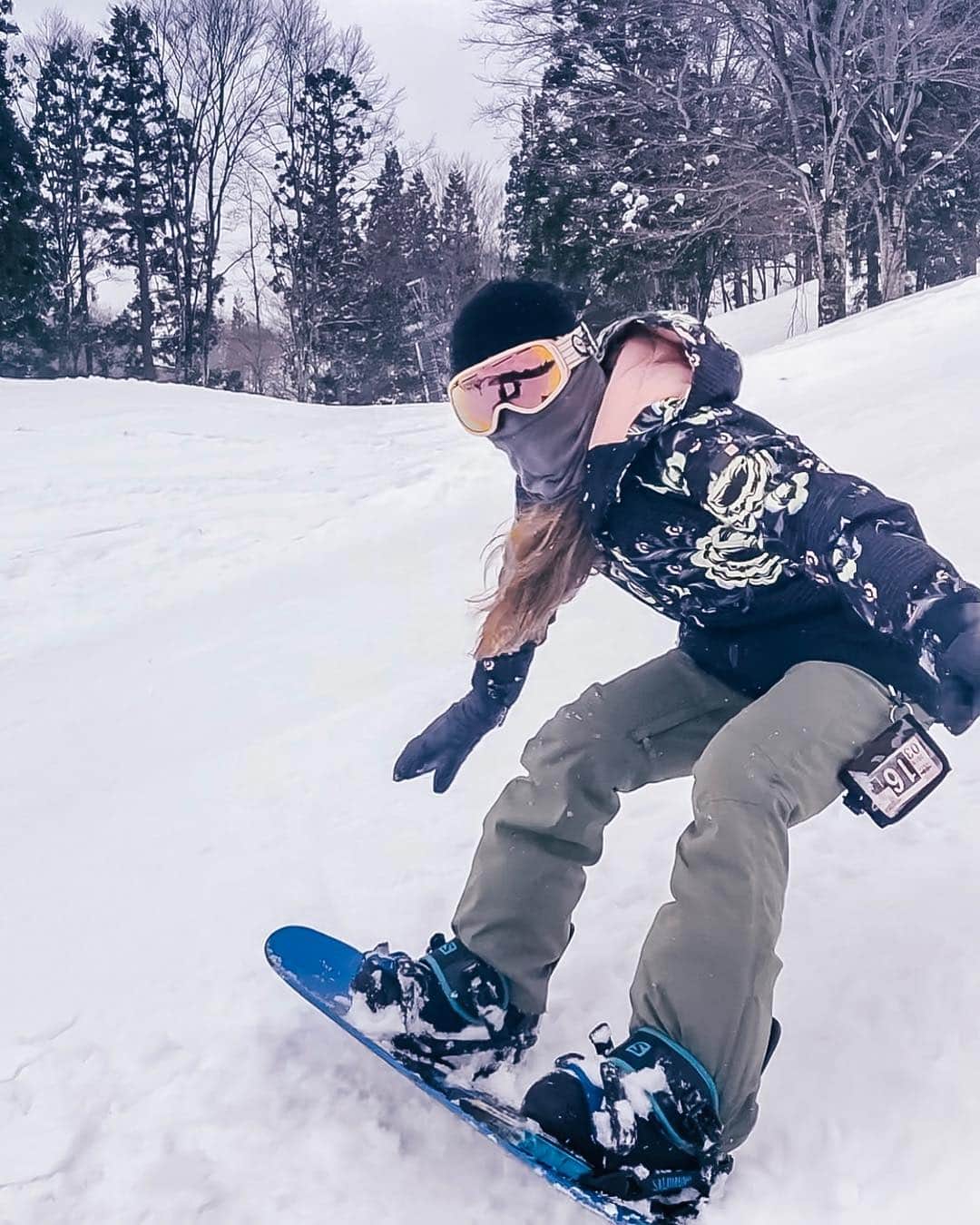 福井仁美さんのインスタグラム写真 - (福井仁美Instagram)「骨折れてるから、ちょっとだけ軽く友達夫婦と滑りに⛄️ 今回もウエアは @roxy @roxyjapan ・ 冬がどんどん好きになってきた！冬終わりかけだけど🤗 ・ #snow #snowboarding #snowboard #snowboardgirl #roxy #roxyjapan #roxysnow #スノボ #スノボ女子 #スノーボード  #goprosnow」3月17日 17時04分 - hitton28