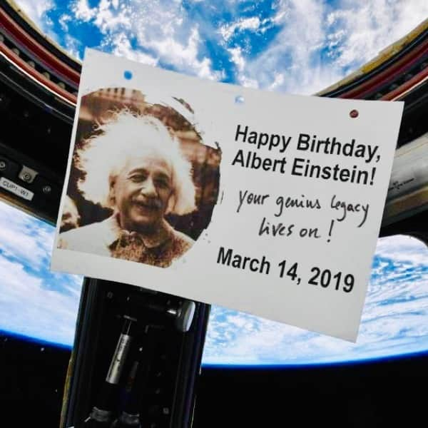 アルベルト・アインシュタインさんのインスタグラム写真 - (アルベルト・アインシュタインInstagram)「Last week, they even celebrated Einstein’s 140th birthday in space! The Canadian astronaut David St Jacques sent us this photo from the space station!! @astrodavids  @canadianspaceagency @nasa #space #Einstein140 #Einstein #March14 #birthday」3月17日 17時05分 - alberteinstein